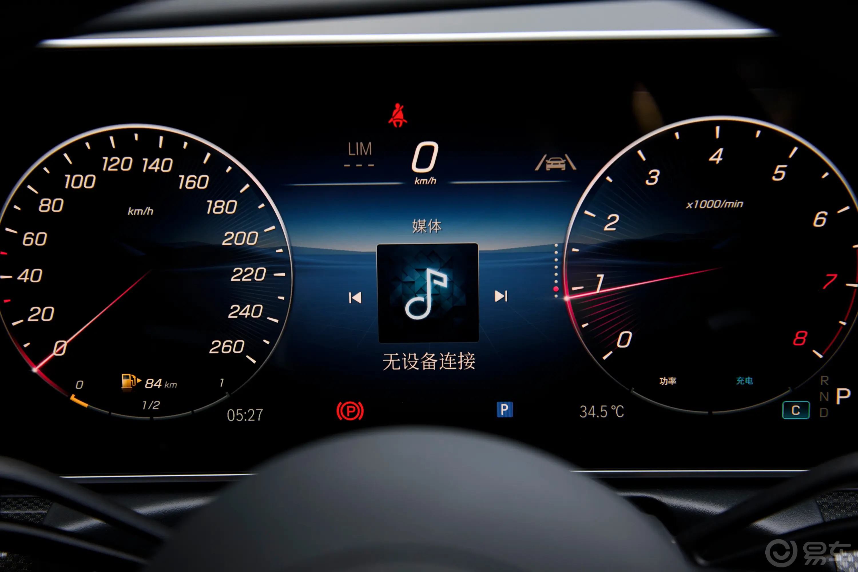 奔驰C级C 260 L 皓夜运动版主驾驶位
