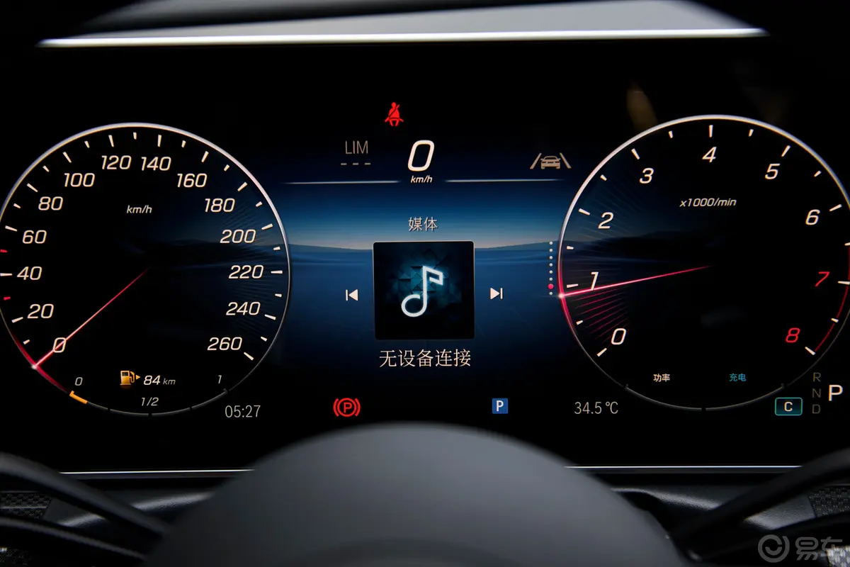奔驰C级C 260 L 皓夜运动版主驾驶位