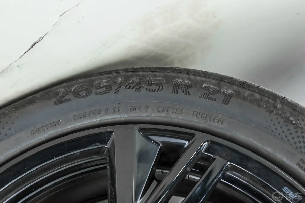奥迪Q650 TFSI quattro 行云型 飞骑套装 6座前轮胎尺寸