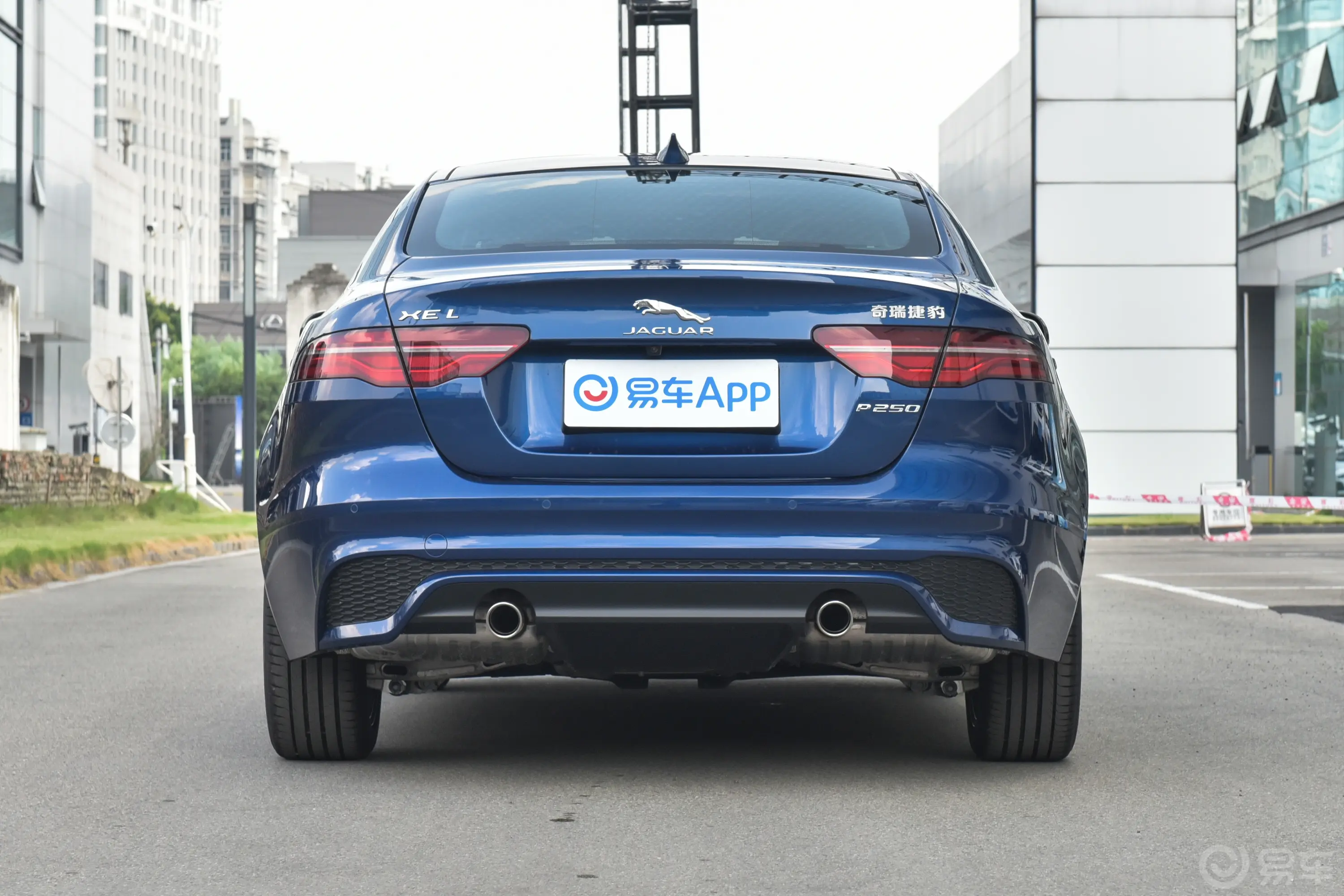 捷豹XELP250 R-DYNAMIC S 进取运动版正后水平