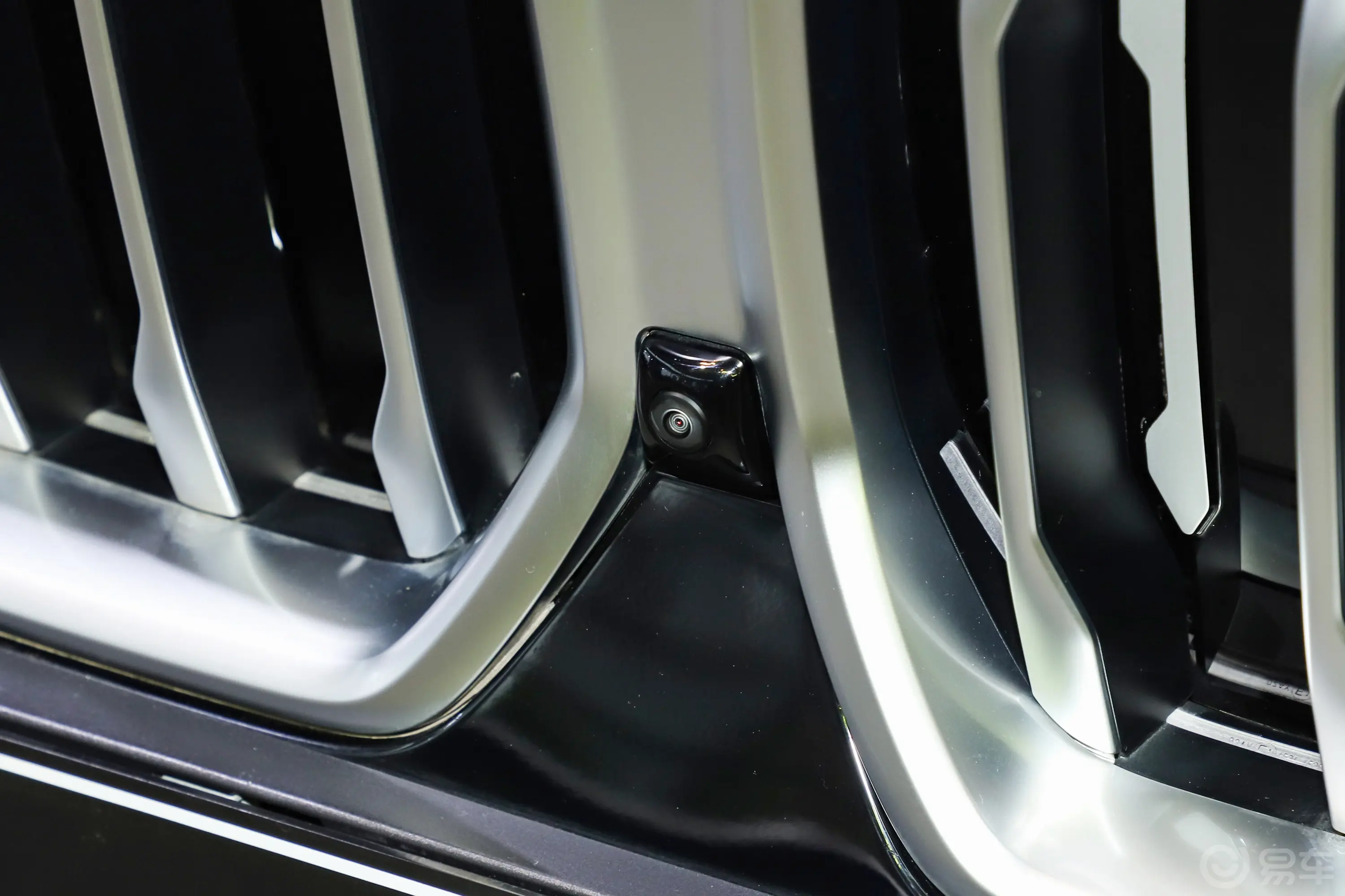 宝马X6改款 xDrive40i 尊享型 M运动套装外观