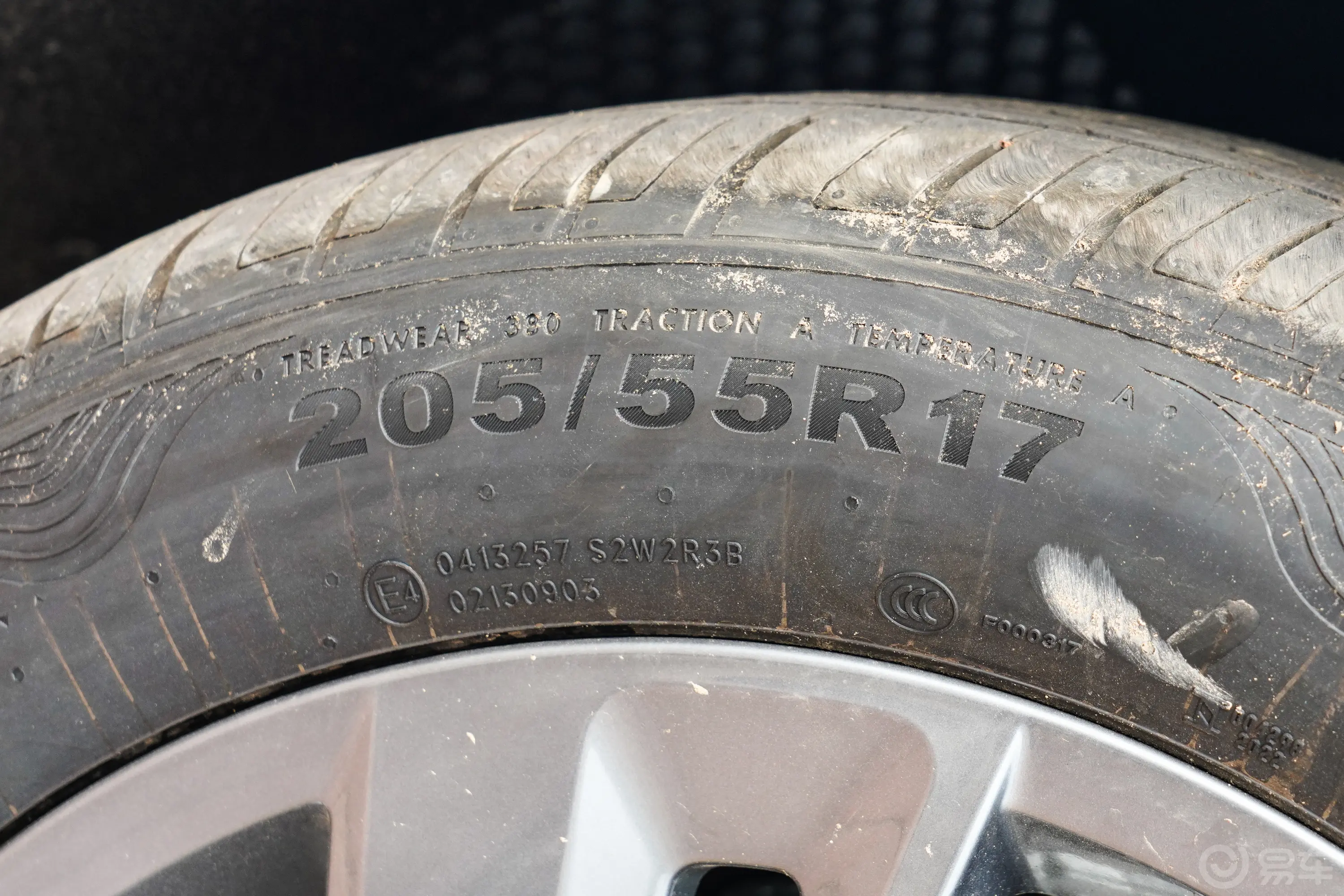 凌渡凌渡L 280TSI 炫辣版前轮胎尺寸