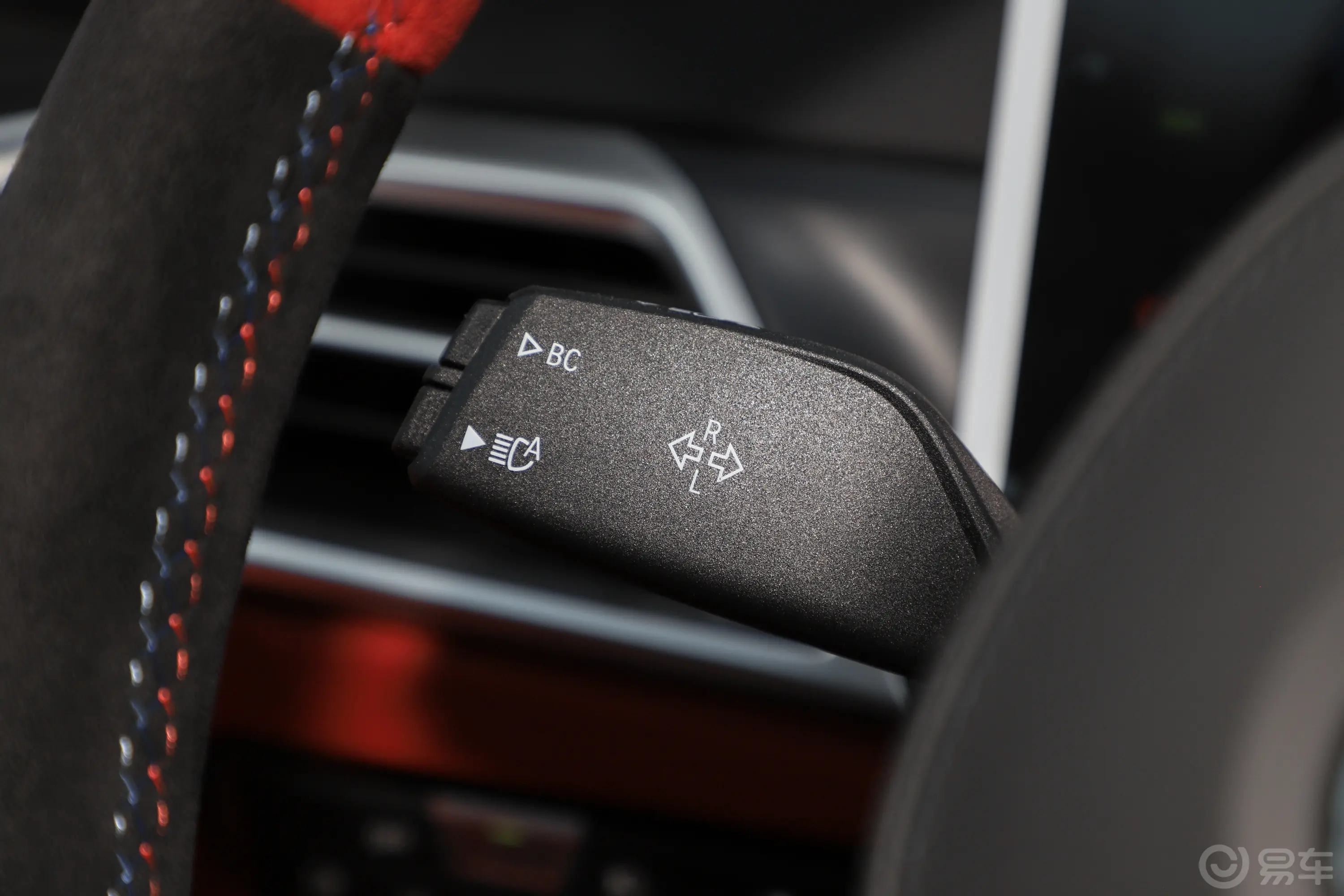 宝马M4M4 双门轿跑车 M xDrive 雷霆版主驾驶位