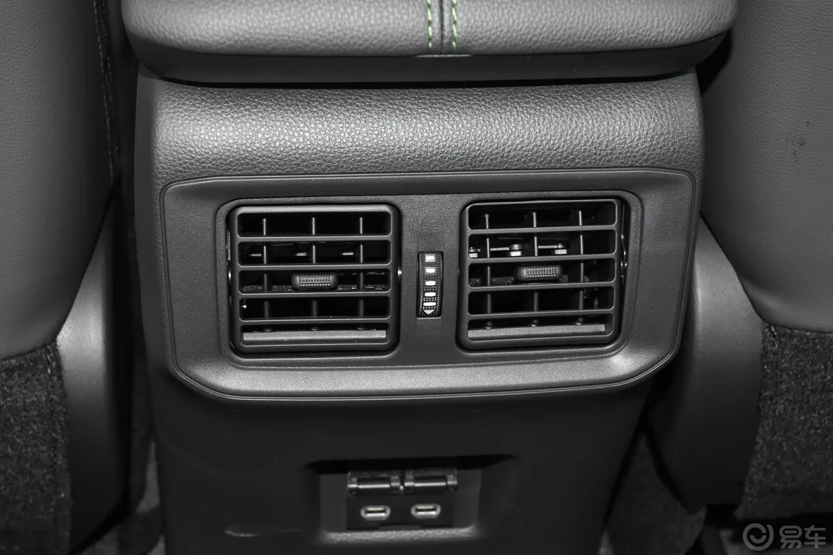 RAV4荣放2.0L 四驱探险旗舰版后排(第二排)出风口
