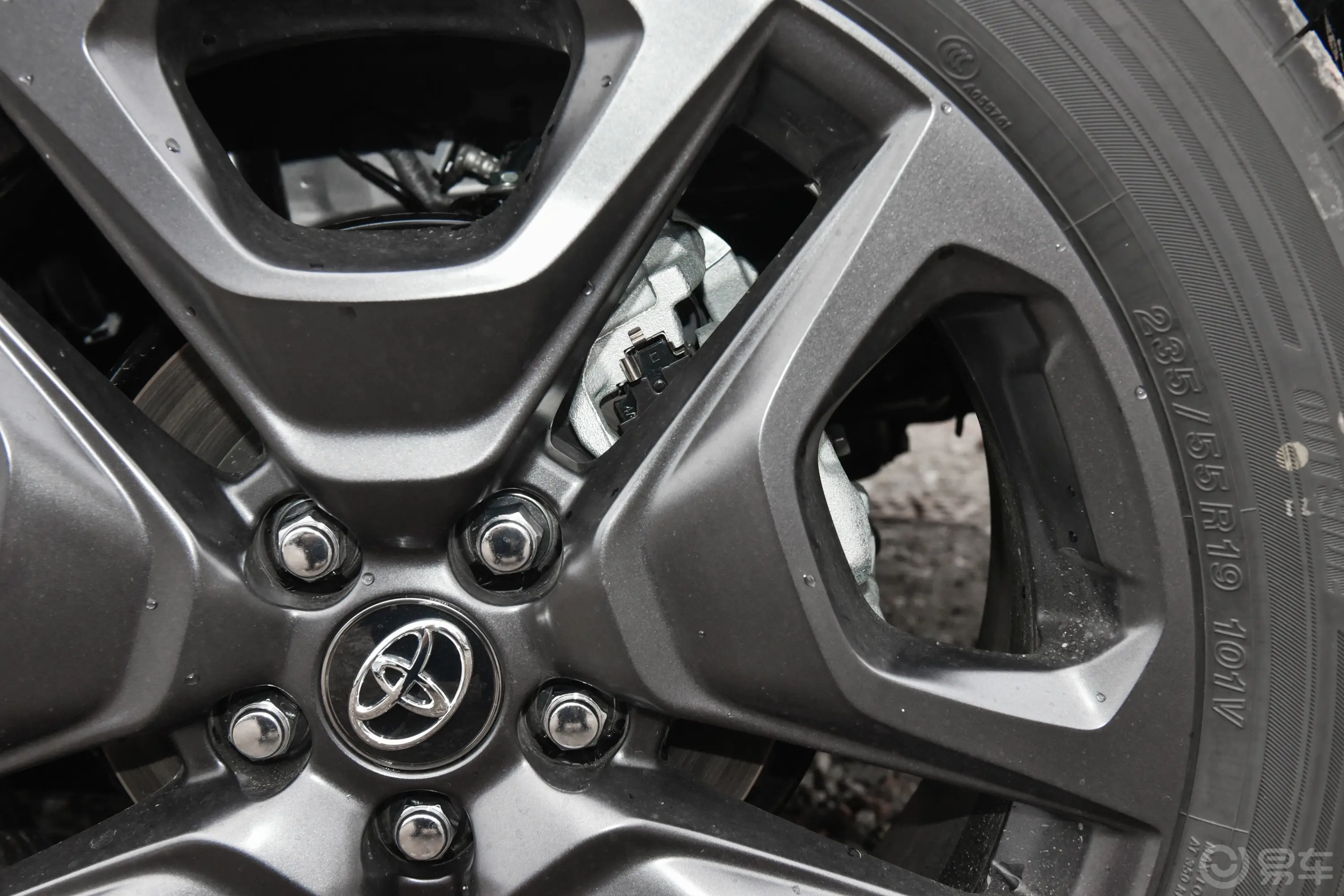RAV4荣放2.0L 四驱探险旗舰版后刹车卡钳