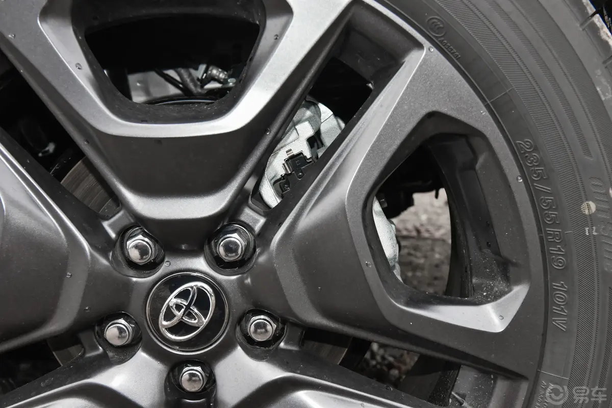 RAV4荣放2.0L 四驱探险旗舰版后刹车卡钳