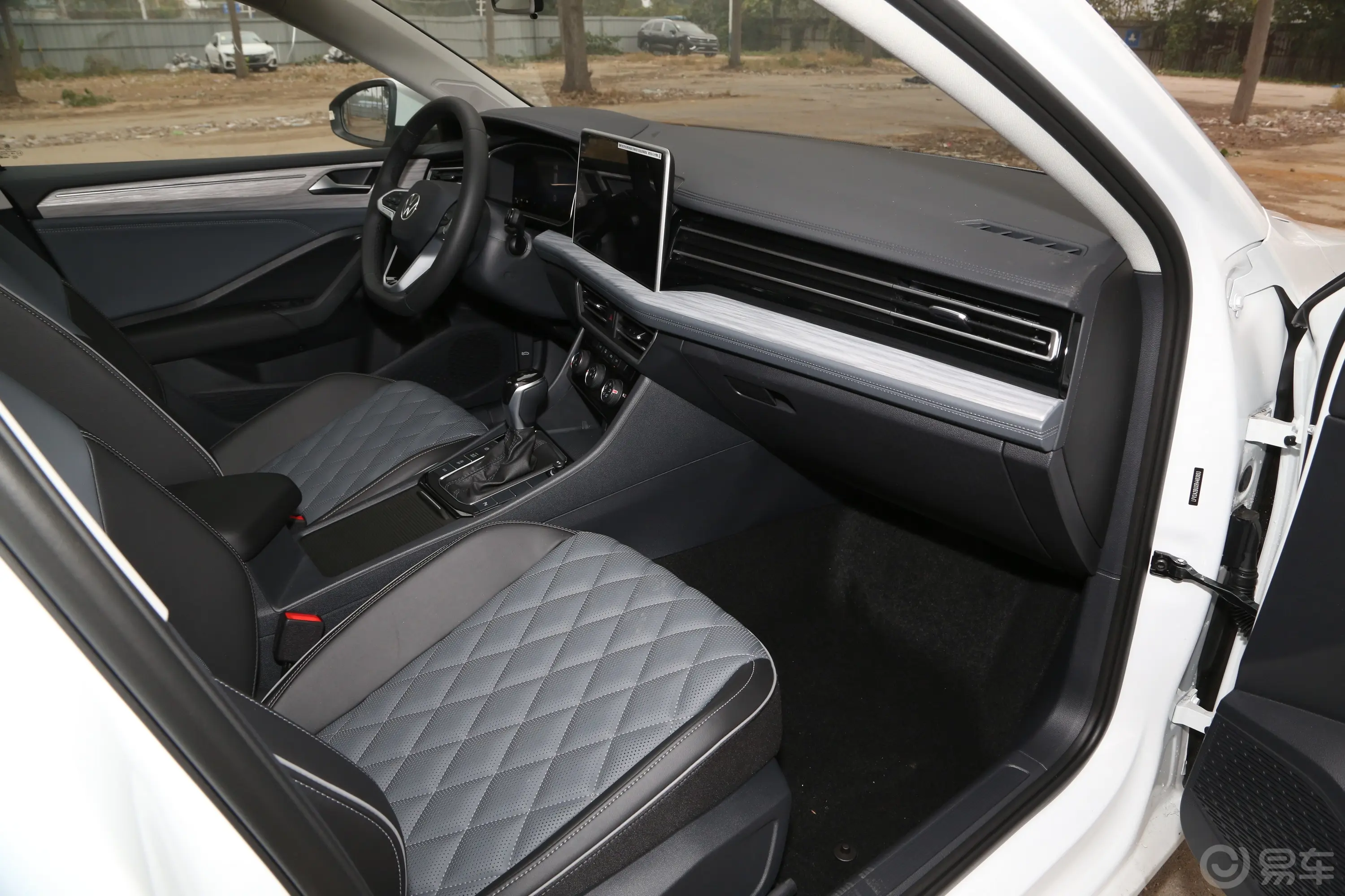 速腾300TSI 双离合超越版内饰全景副驾方向