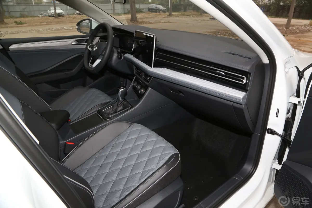 速腾300TSI 双离合超越版内饰全景副驾方向