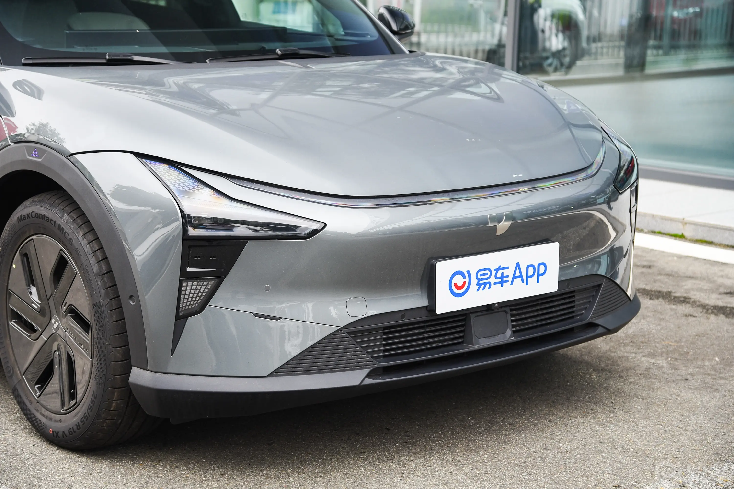极越01焕新款 780km 后驱Max长续航版前格栅侧俯拍