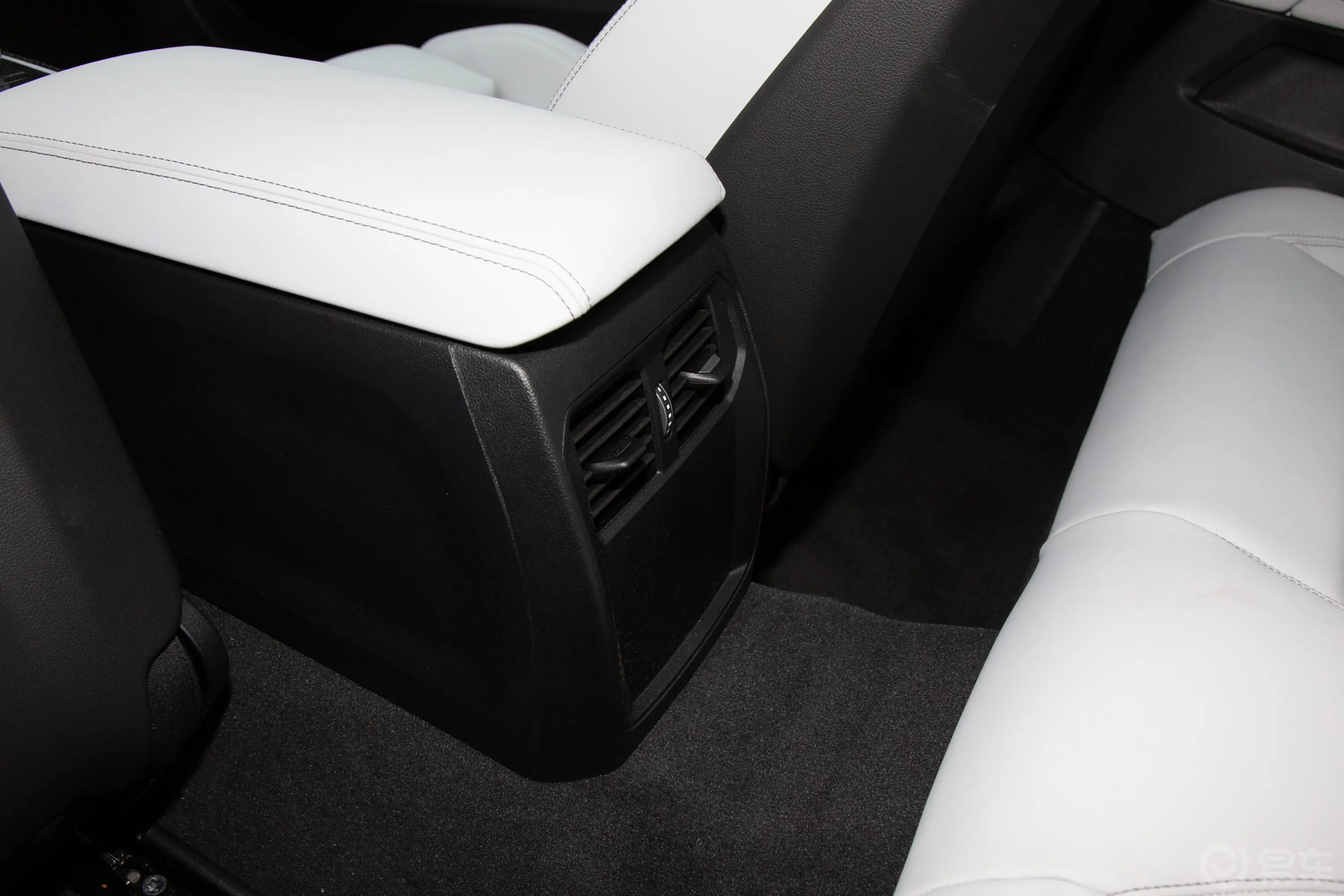 宝马M4M4 双门轿跑车 M xDrive 雷霆版后排(第二排)出风口