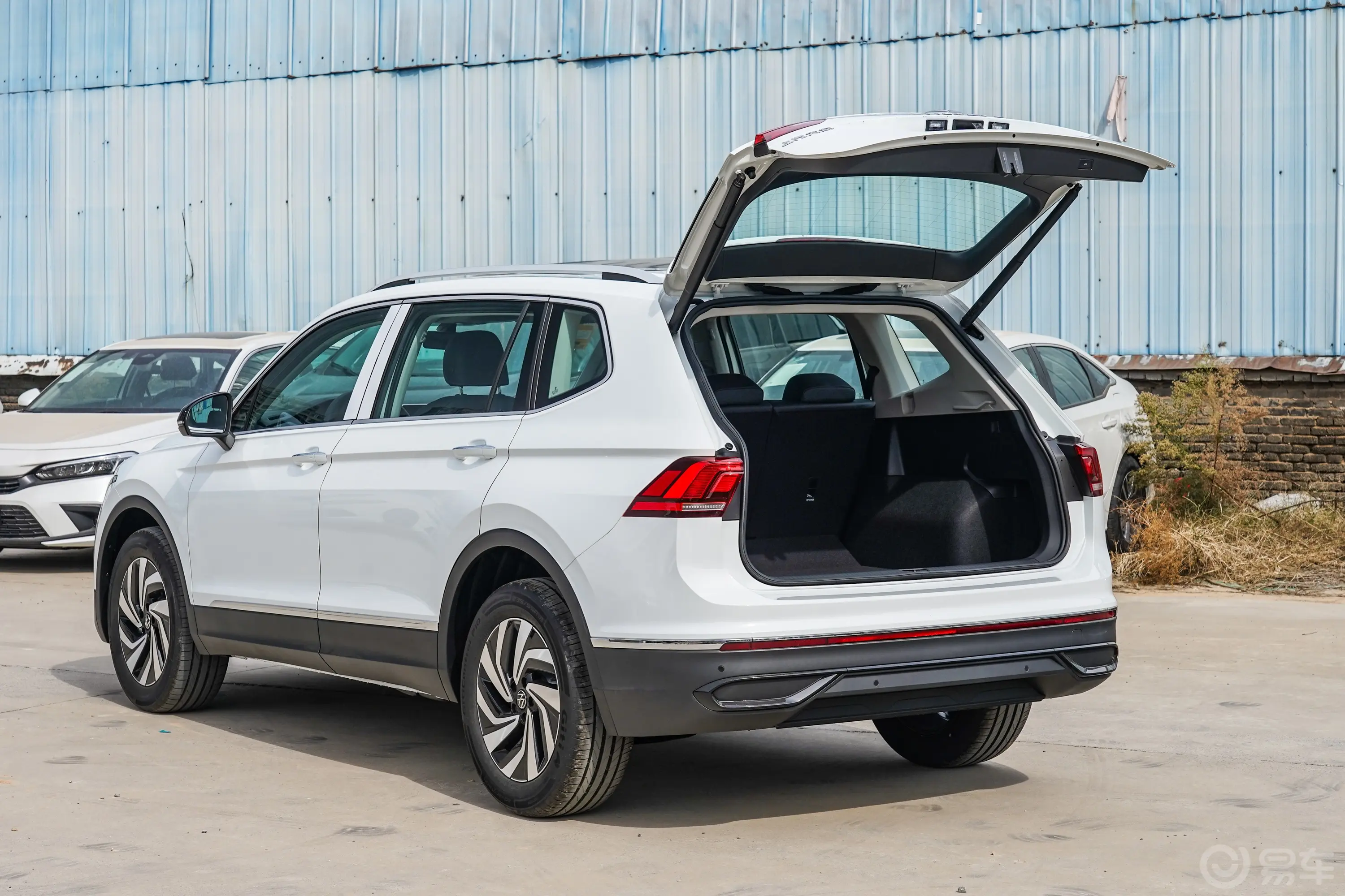 途观L300TSI 两驱龙腾版 5座后备厢开启45度侧拍