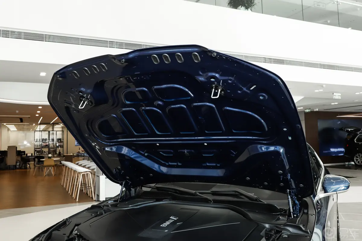 宝马i5eDrive 35L M运动套装前舱盖内侧
