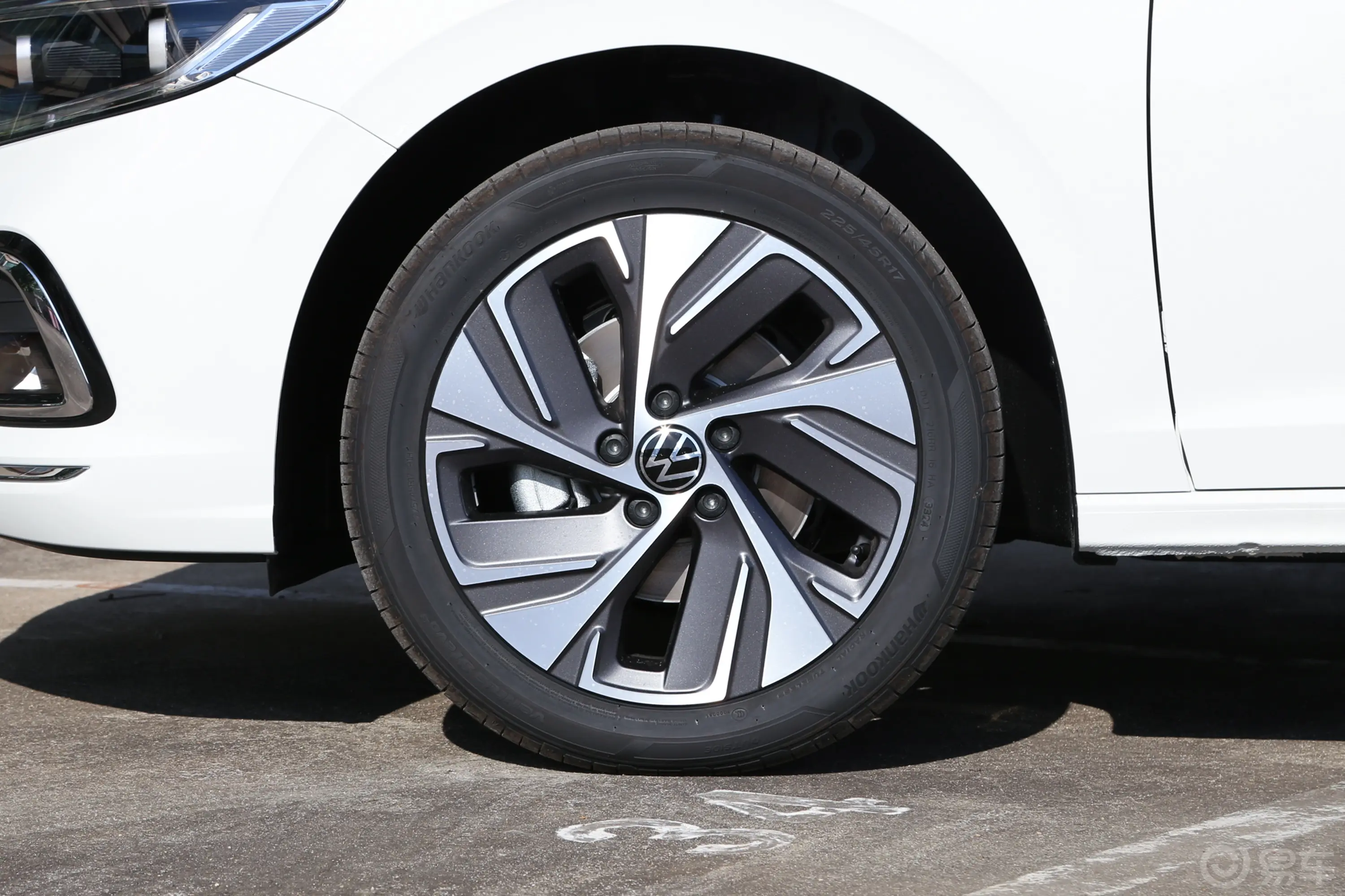 宝来300TSI 双离合尊行版前轮毂造型