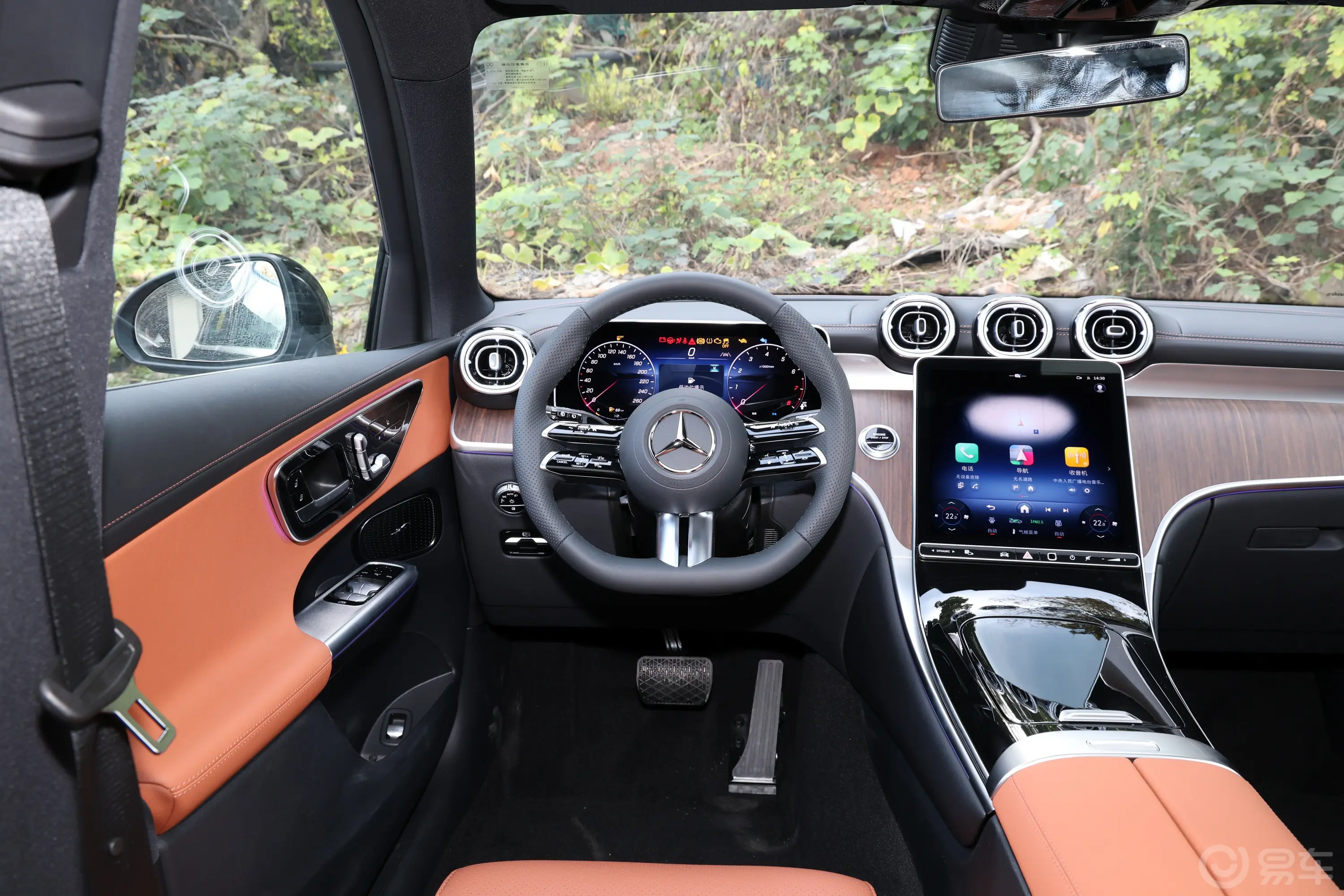 奔驰GLCGLC 300 L 4MATIC 动感型 7座驾驶位区域