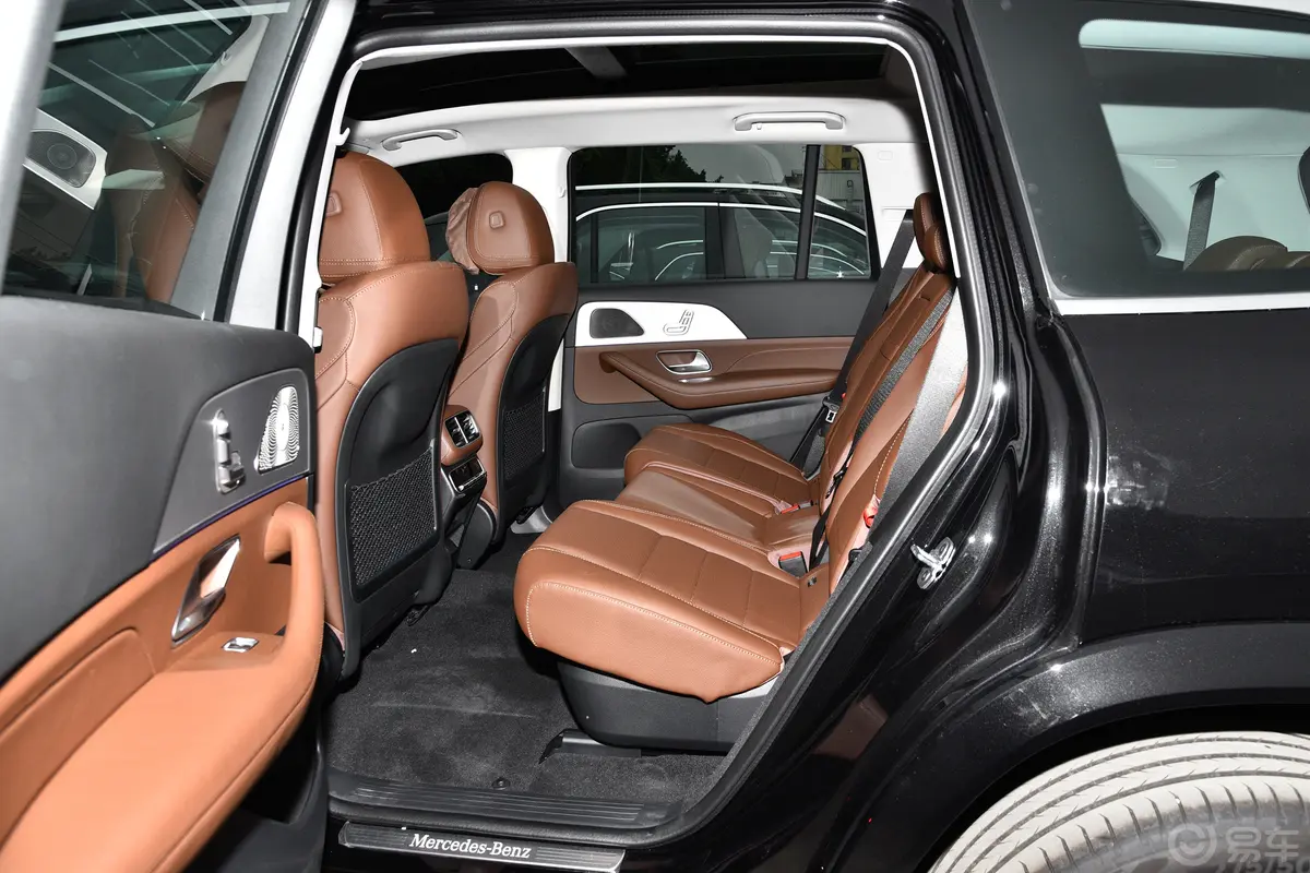 奔驰GLSGLS 450 4MATIC 动感型后排空间