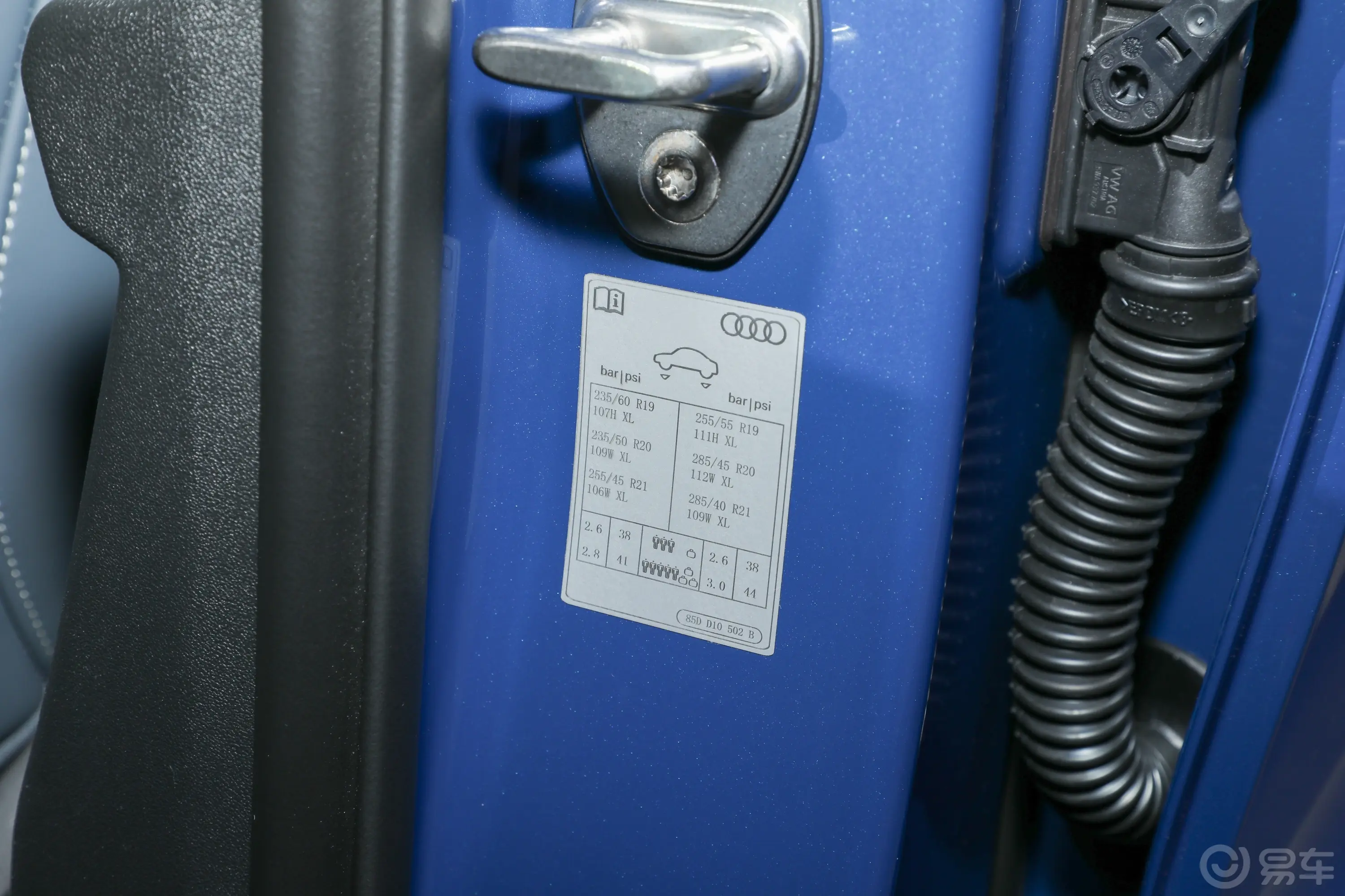 奥迪Q6L Sportback e-tron765km 后驱版胎压信息铭牌