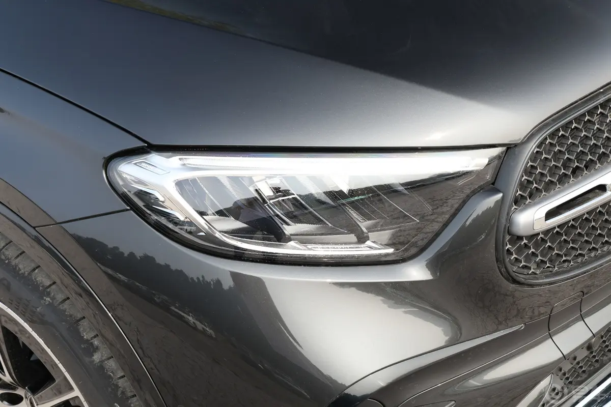 奔驰GLCGLC 260 L 4MATIC 豪华型 5座大灯侧45度俯拍