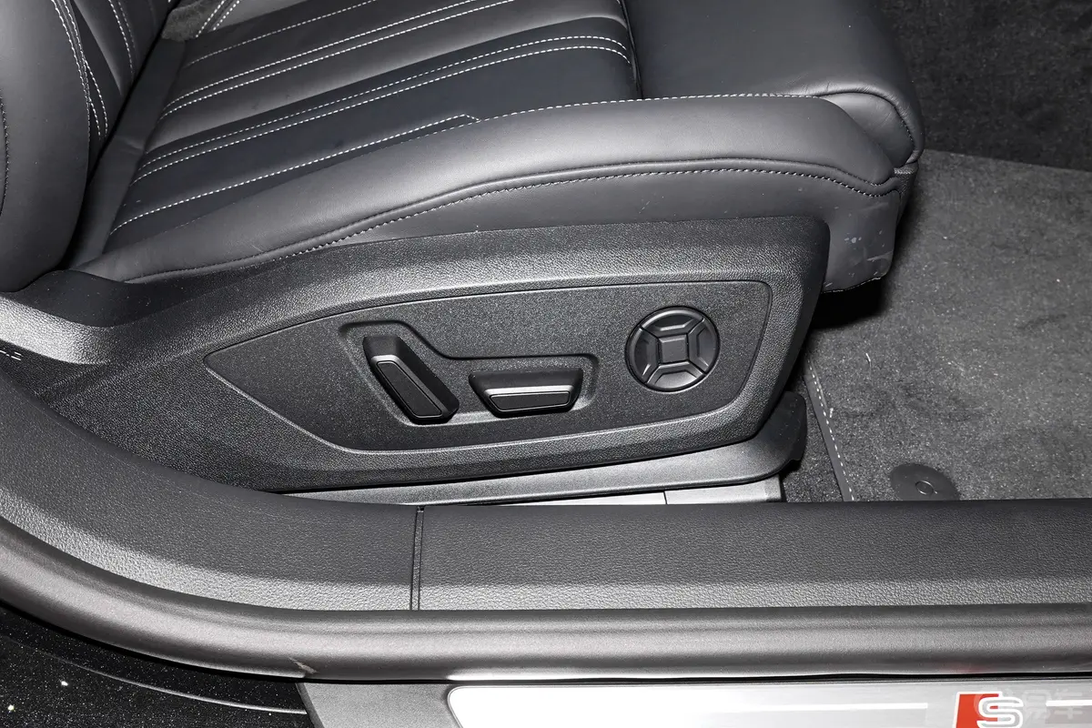 奥迪A745 TFSI 臻选型副驾座椅调节