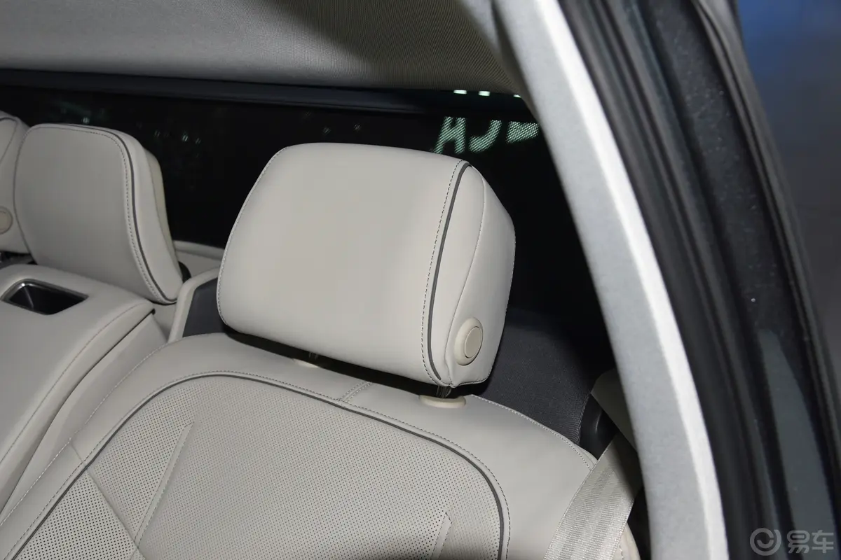 奥迪A6L55 TFSI quattro 旗舰动感型后排
