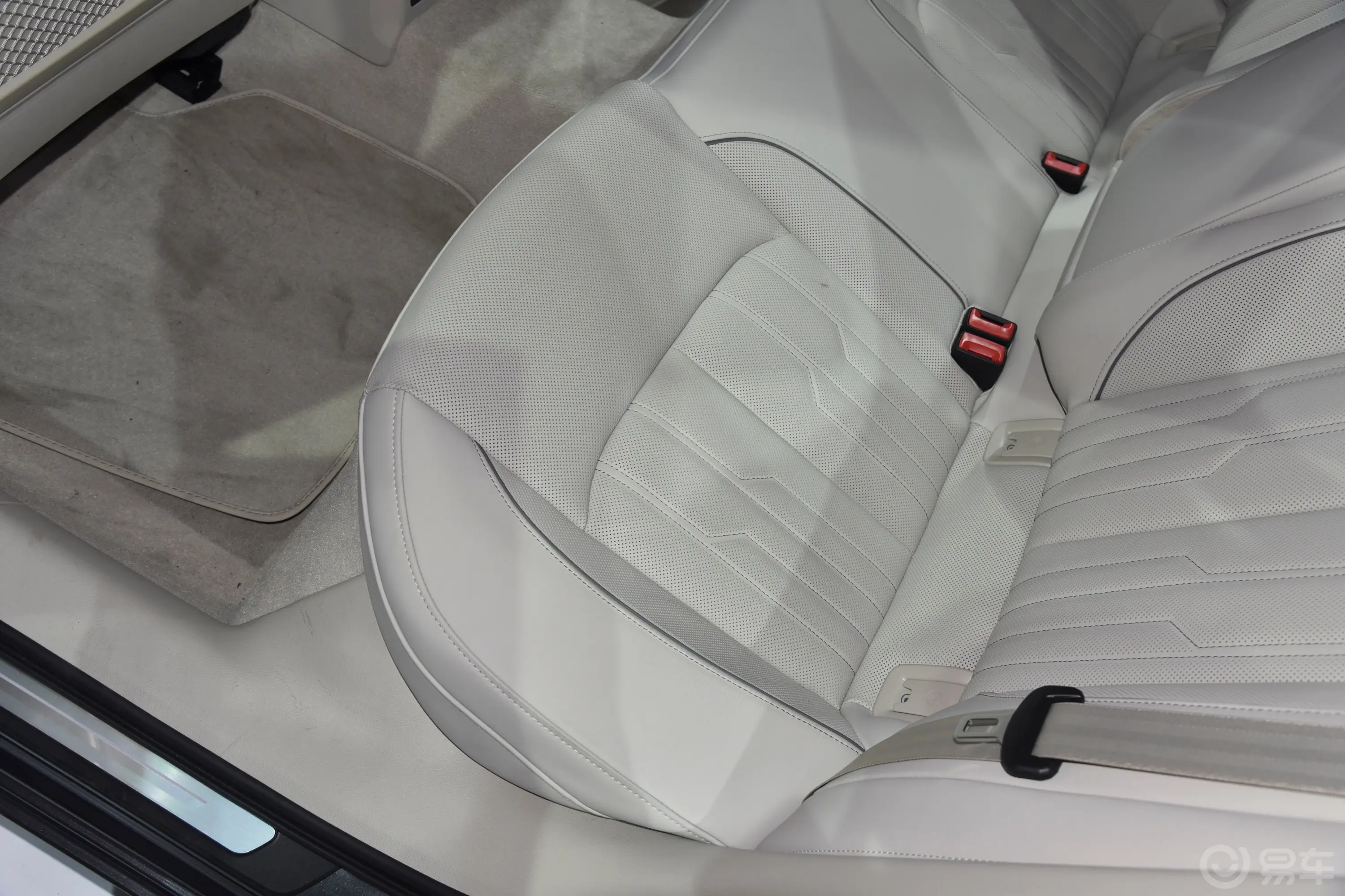 奥迪A6L55 TFSI quattro 旗舰动感型后排