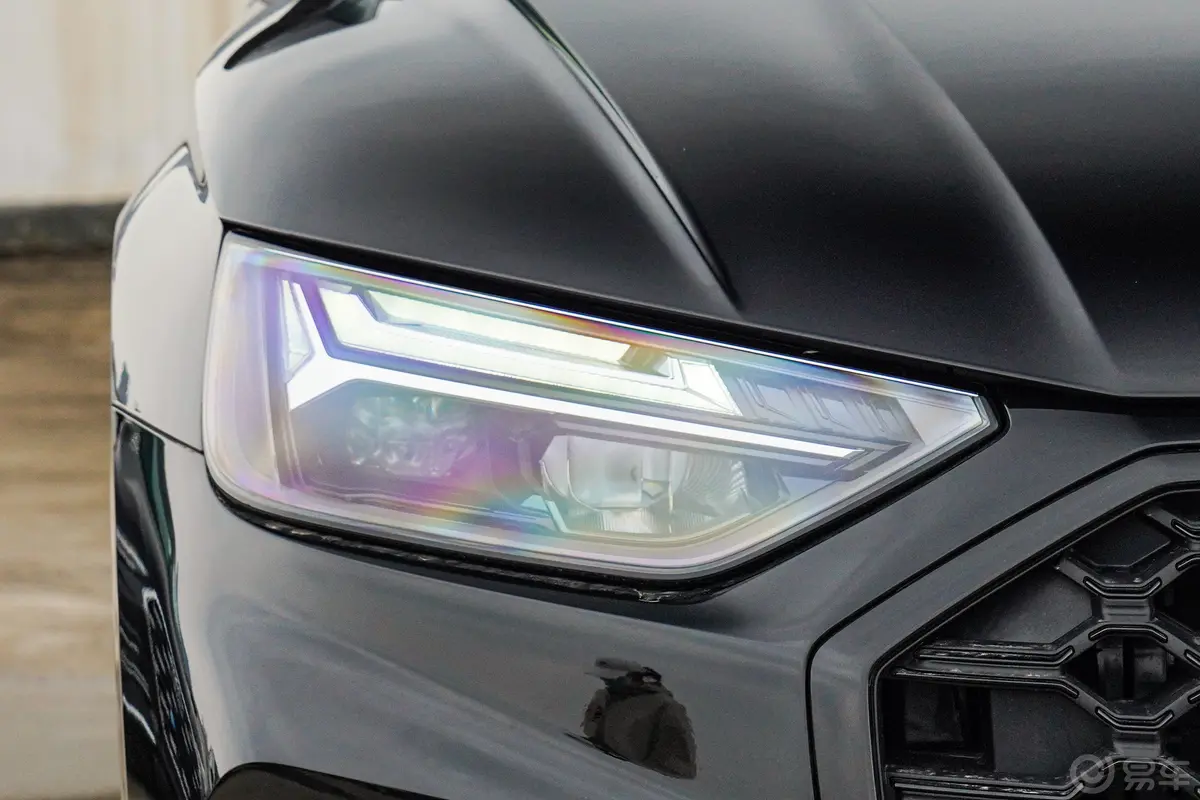 奥迪Q5L40 TFSI 豪华动感型外观灯组