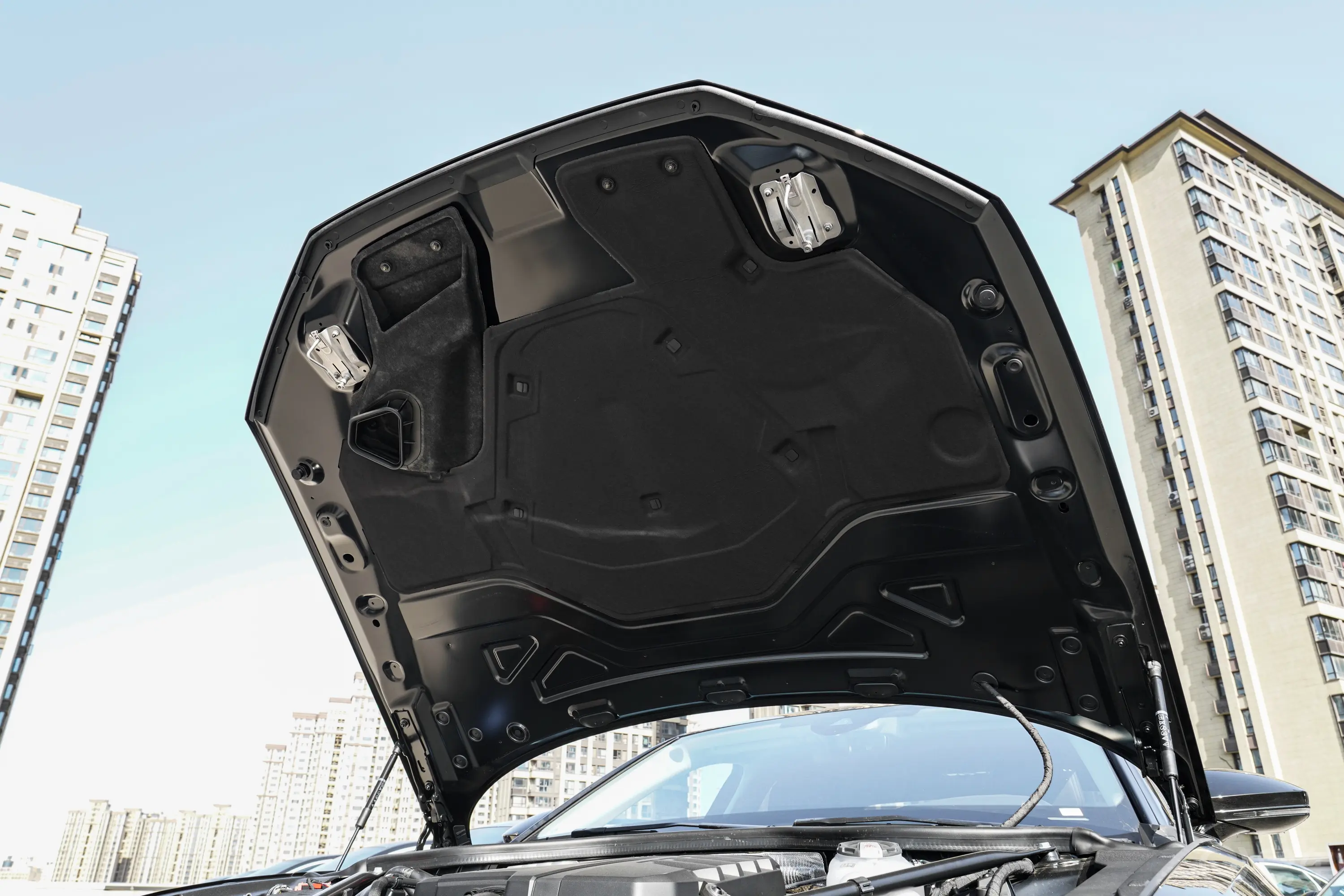 奥迪A8A8L 45 TFSI quattro 豪华型前舱盖内侧