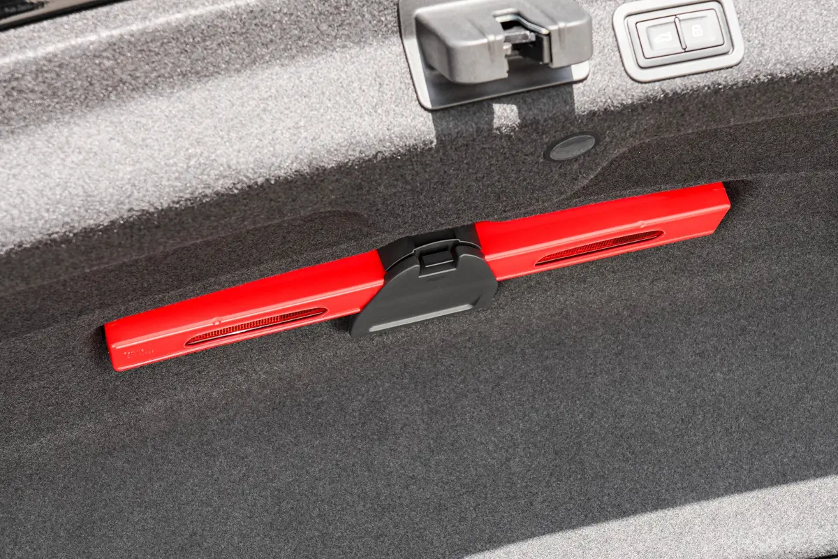 奥迪A6L45 TFSI quattro 臻选动感型随车工具