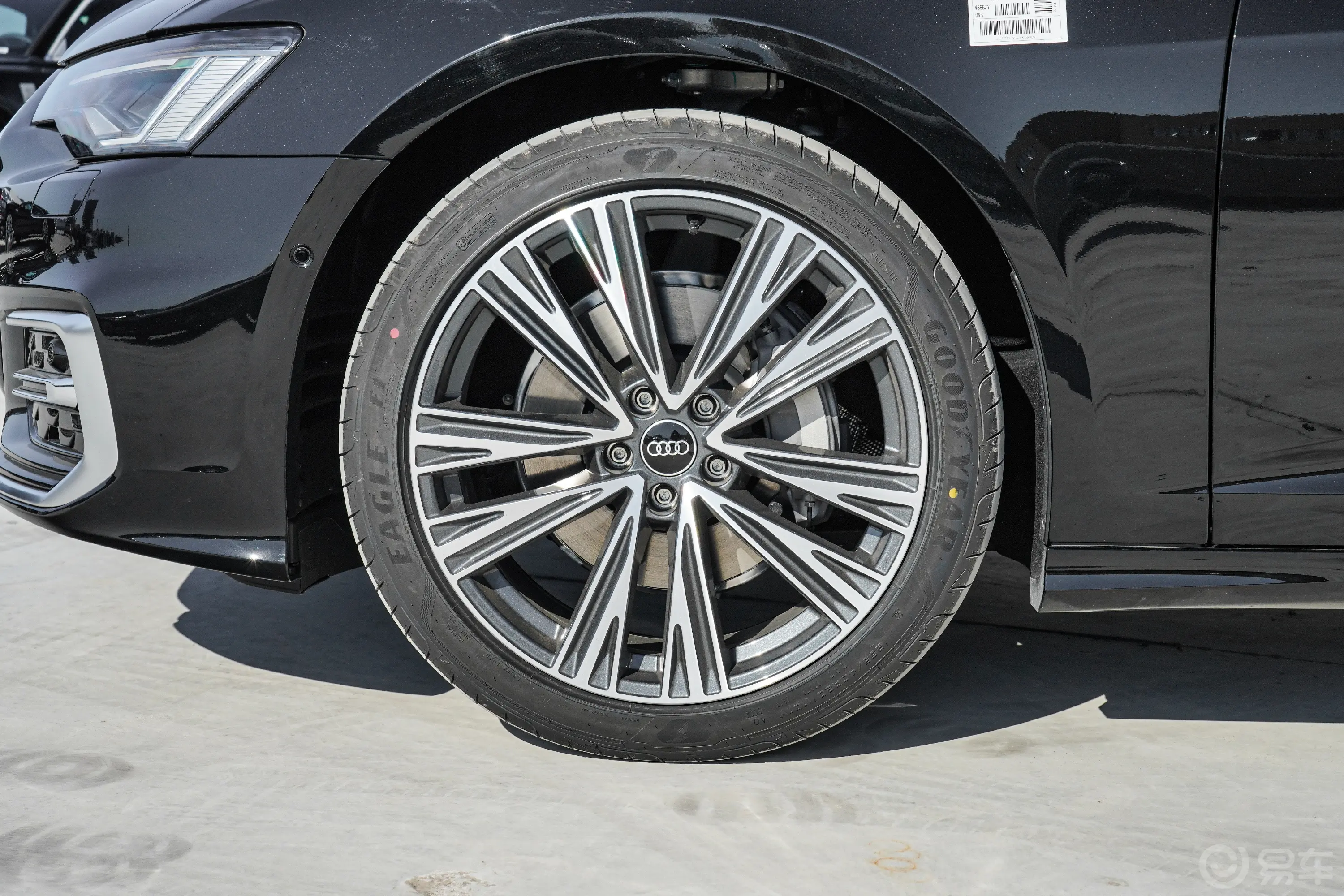 奥迪A6L45 TFSI quattro 臻选动感型前轮毂造型