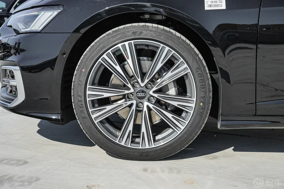 奥迪A6L45 TFSI quattro 臻选动感型前轮毂造型