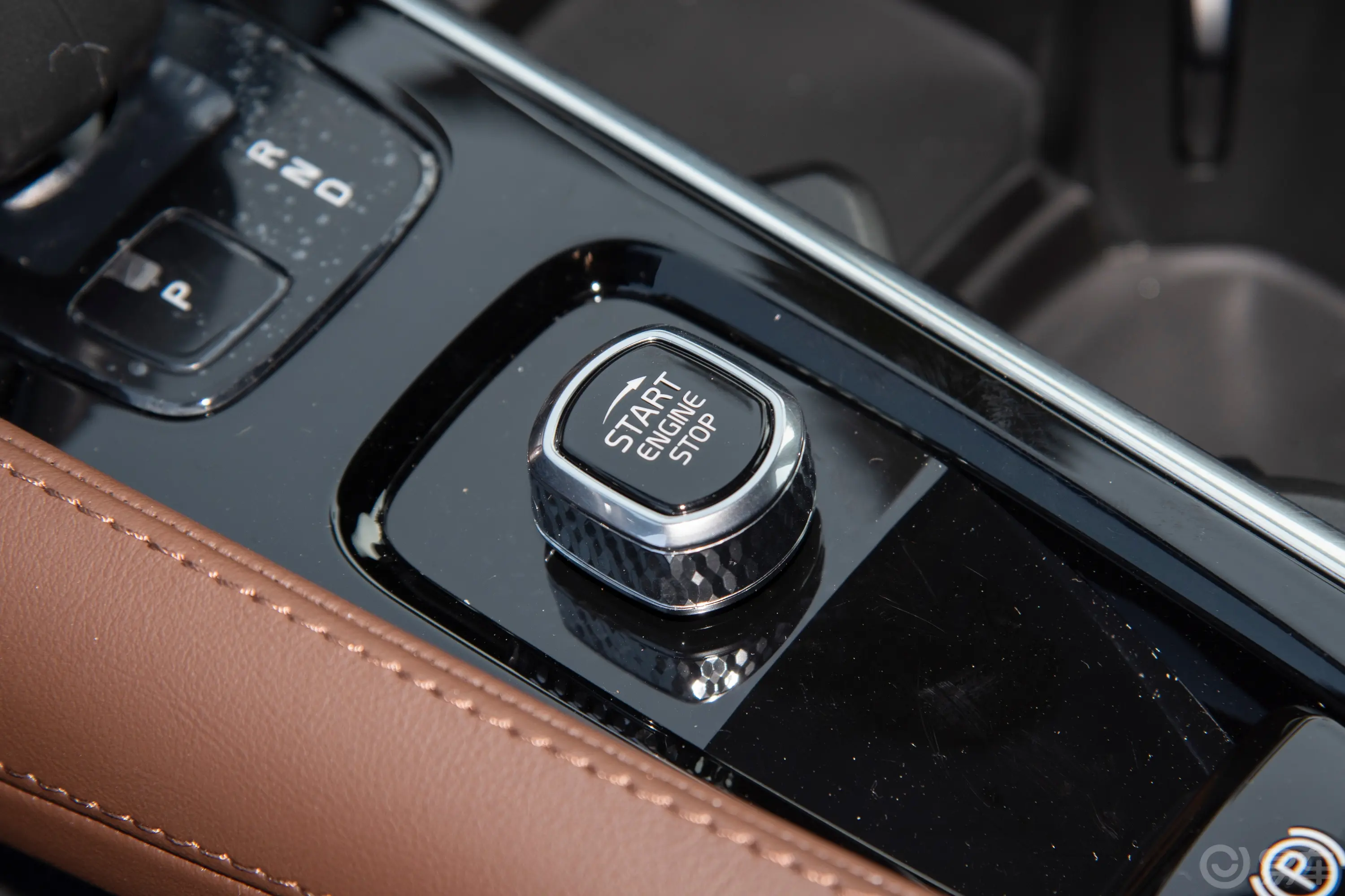 沃尔沃XC90B6 智逸豪华版 7座钥匙孔或一键启动按键