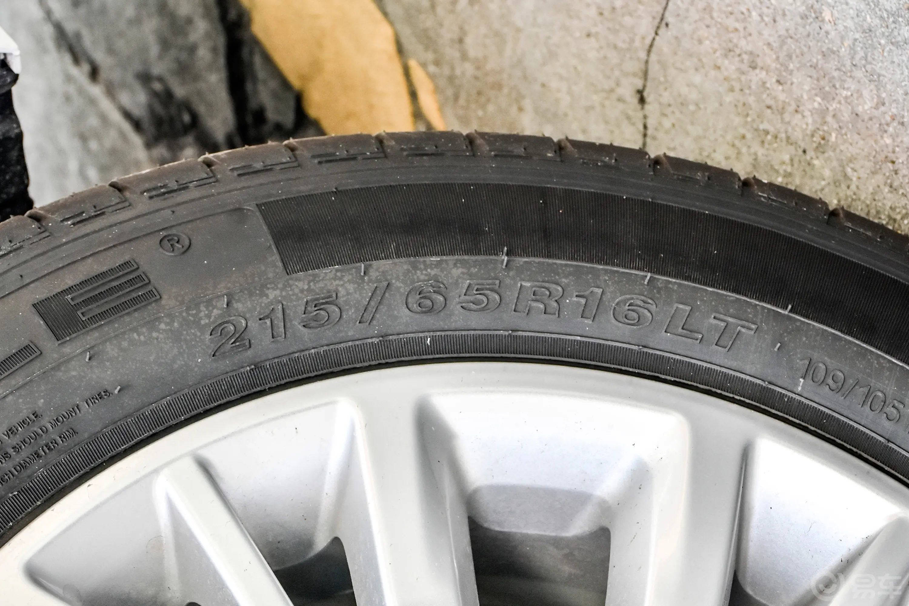 锐胜王牌M7新能源401km 豪华版 7座后轮胎尺寸