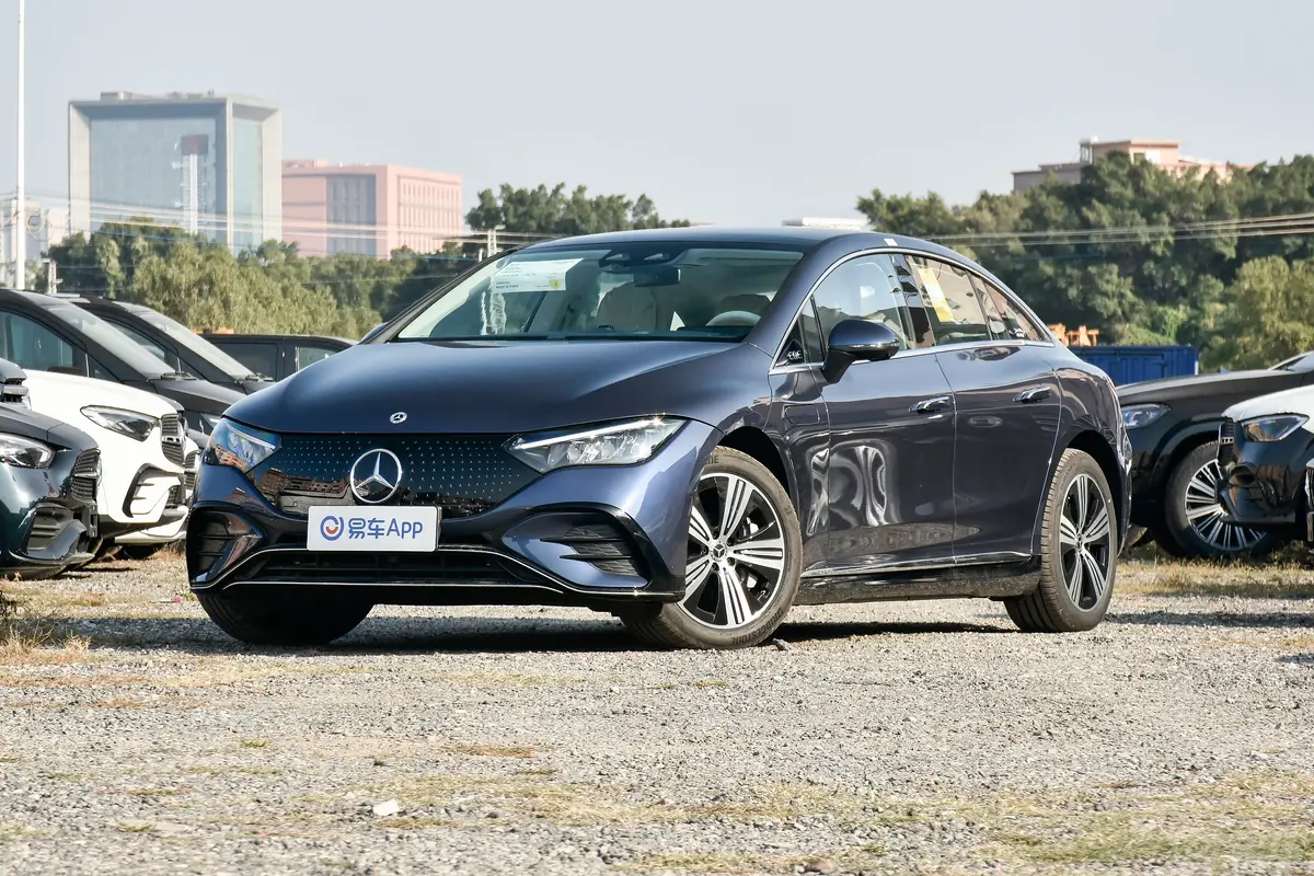 奔驰EQEEQE 500 4MATIC 豪华版侧前45度车头向左水平