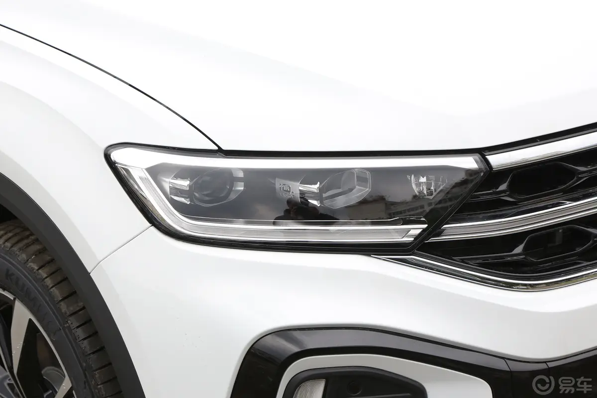 探歌300TSI 辰光版大灯侧45度俯拍