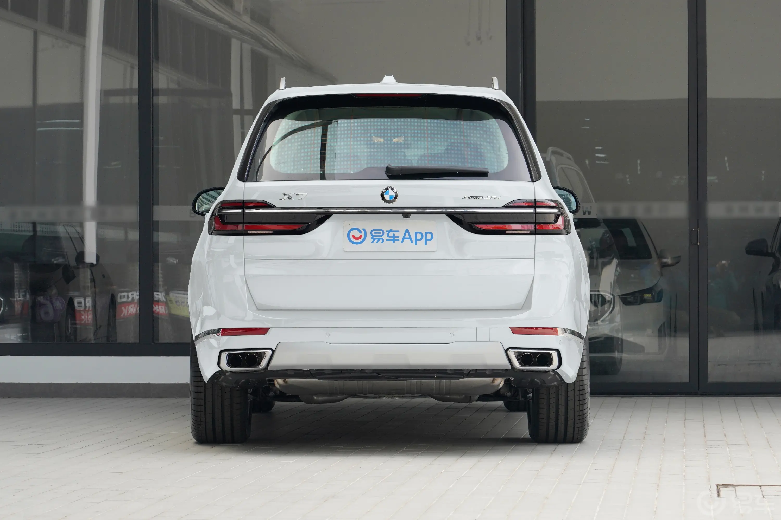 宝马X7xDrive40i 领先型 豪华套装正后水平