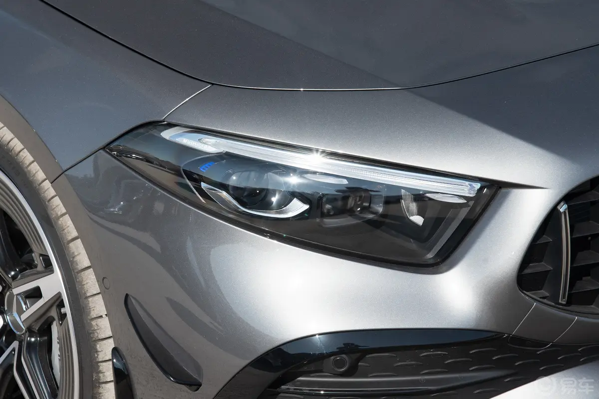 奔驰A级 AMG(进口)AMG A 35 4MATIC大灯侧45度俯拍