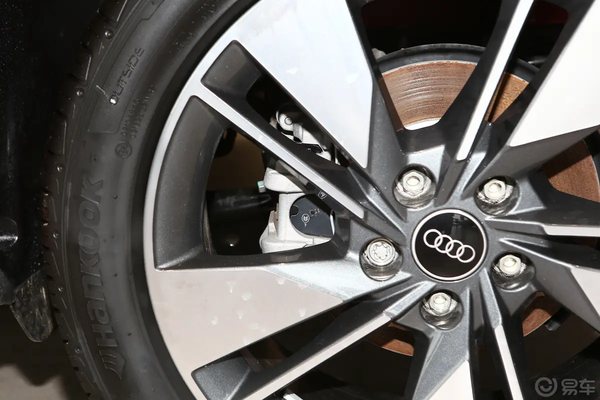 奥迪Q2L35 TFSI 时尚动感型后刹车卡钳