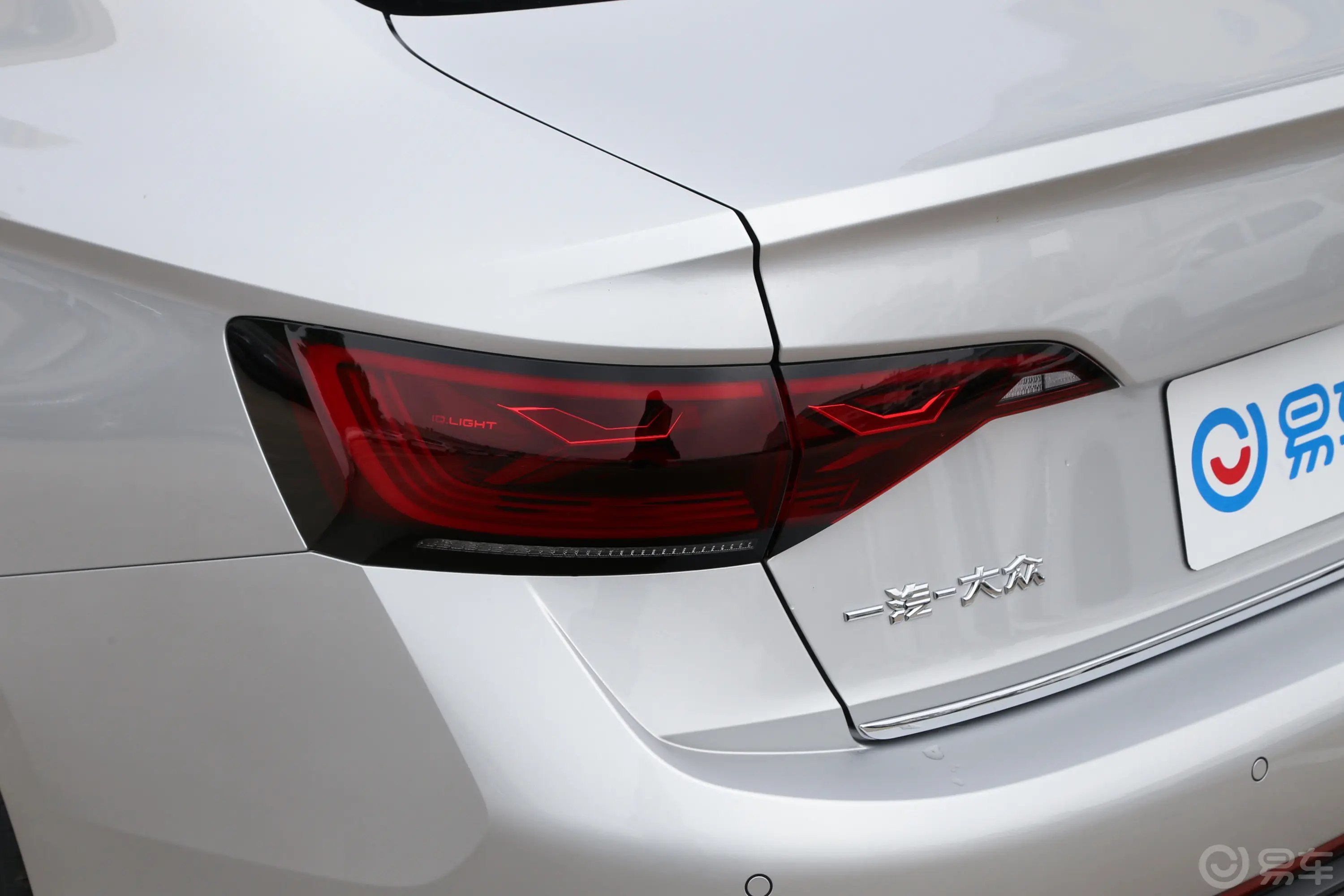 速腾300TSI 双离合卓越版尾灯侧45度俯拍