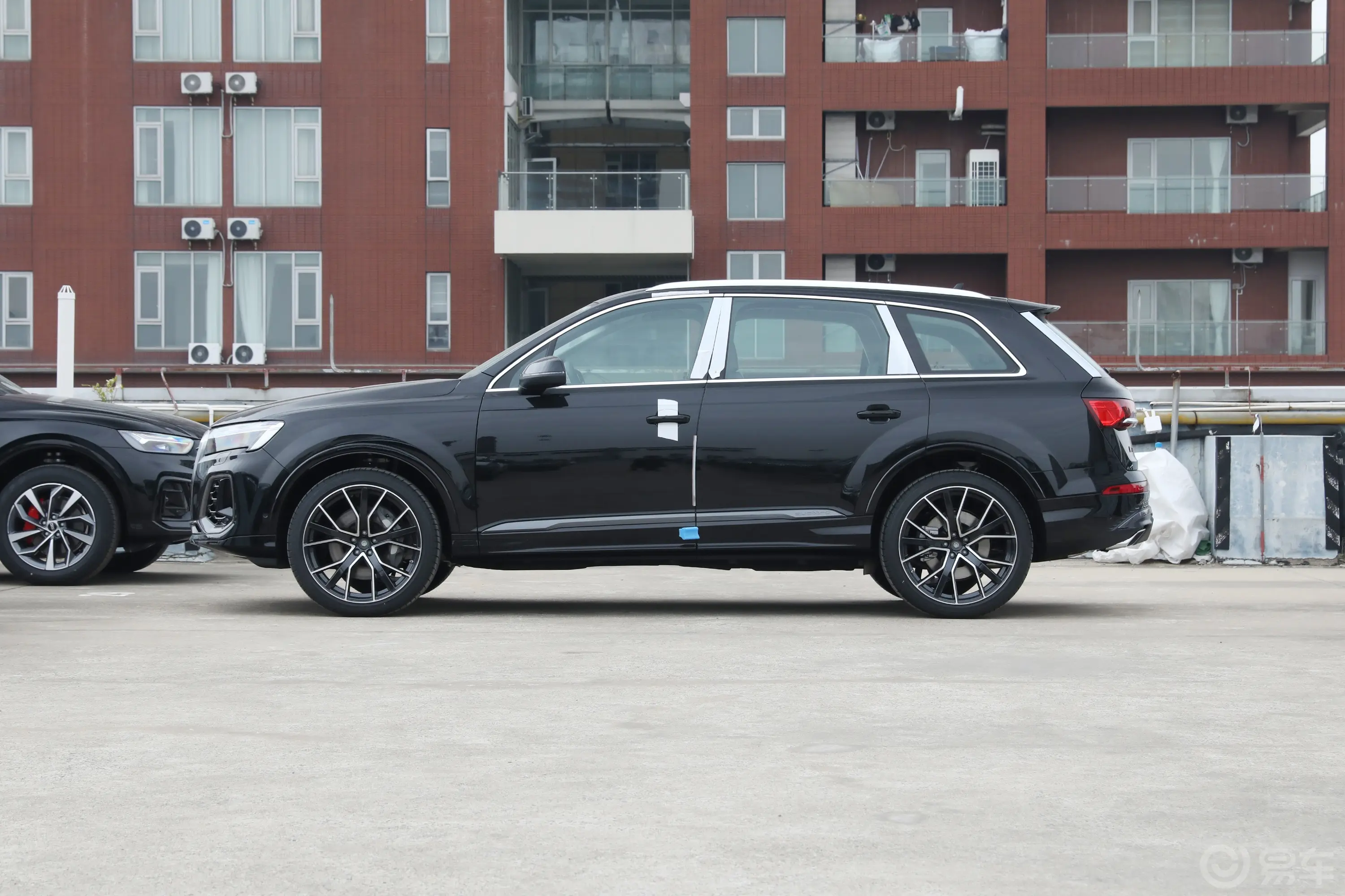 奥迪Q755 TFSI quattro S line尊贵型 7座正侧车头向左水平