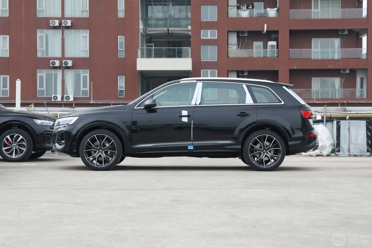 奥迪Q755 TFSI quattro S line尊贵型 7座正侧车头向左水平