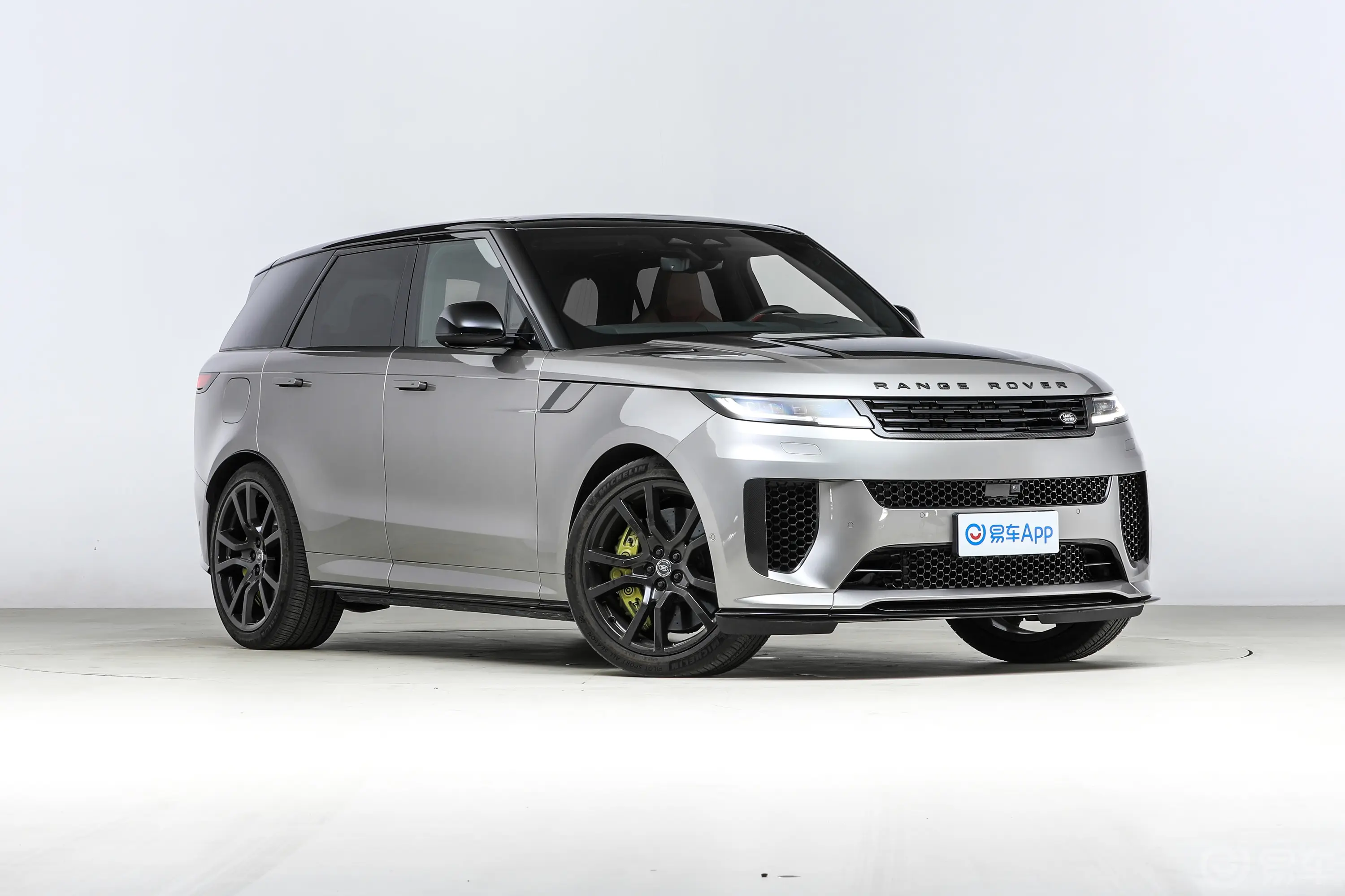 揽胜运动版4.4T SV Edition One侧前45度车头向右水平