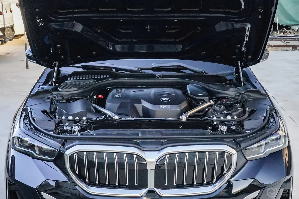 宝马5系530Li 领先型 M运动套装前舱整体