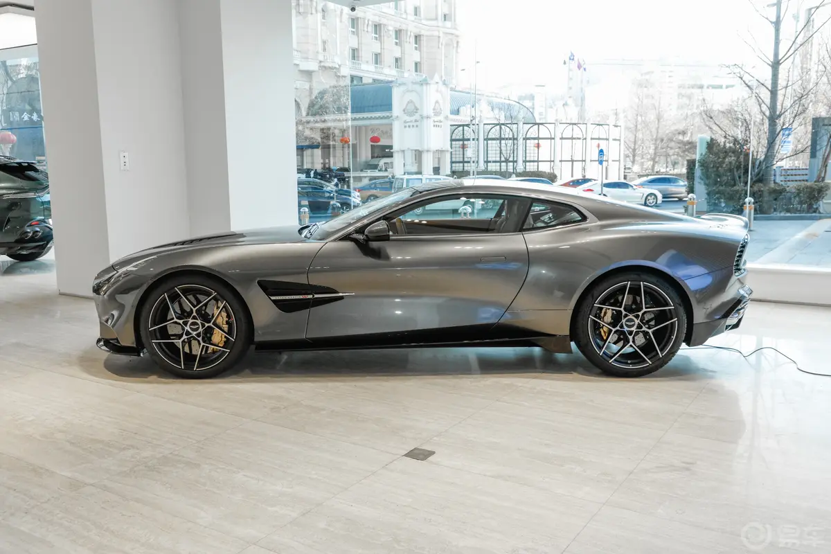 Vanquish5.2T V12正侧车头向左水平