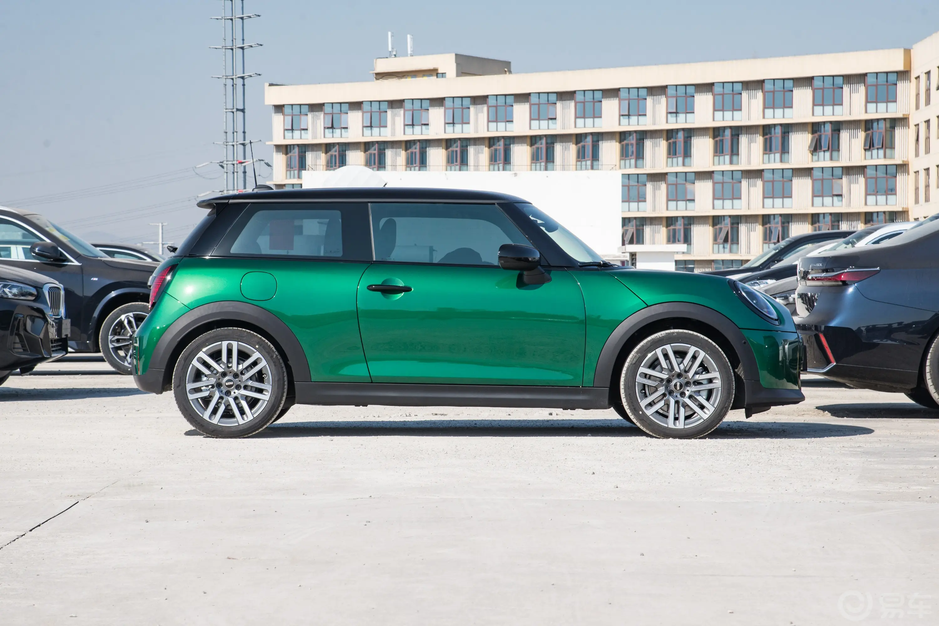 【MINI1.5T COOPER 经典派 三门版正侧车头向右水平图片-汽车图片大全】-易车