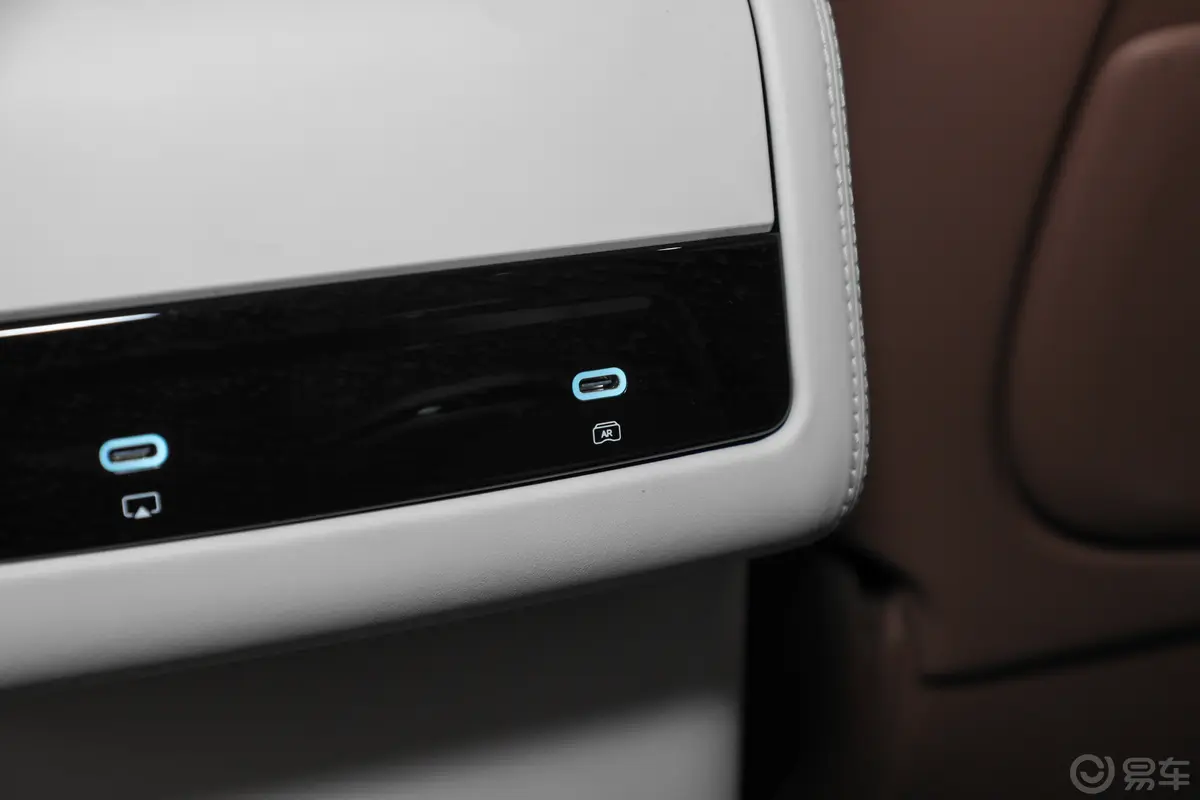 夏DM-i 1.5T 180km 卓越型后排(第二排)充电口