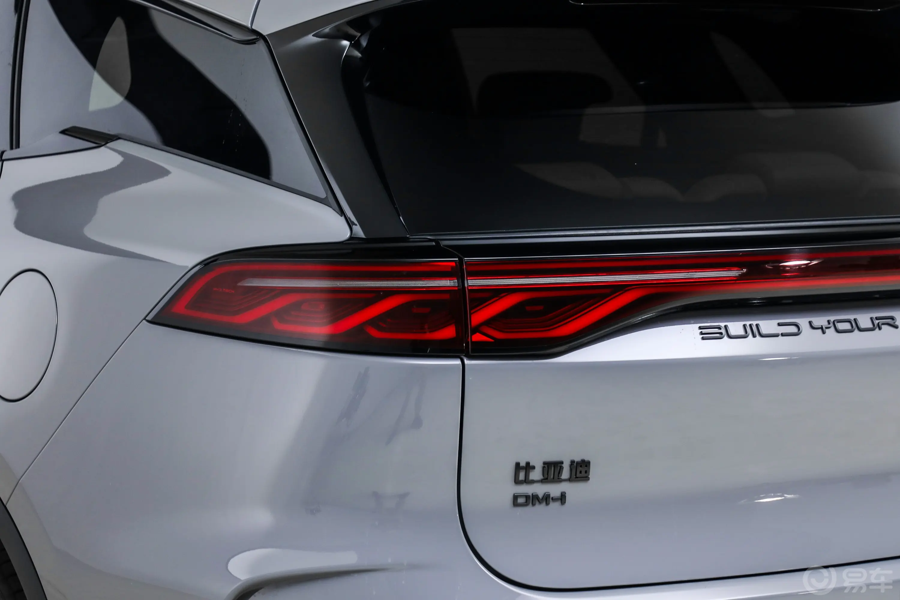 唐新能源DM-i 1.5T 115km 前驱云辇旗舰型 7座尾灯侧45度俯拍