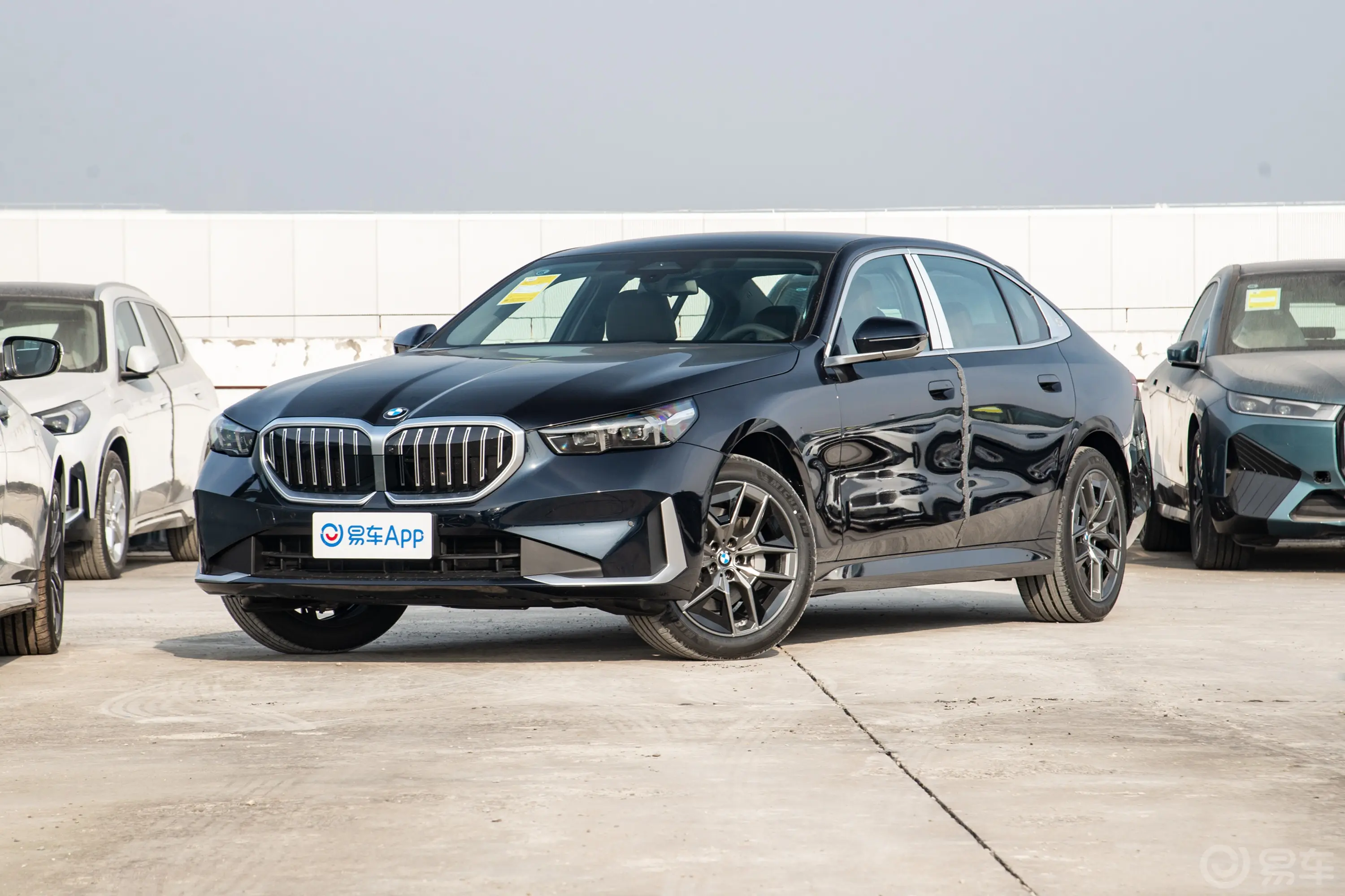 宝马5系530Li 领先型 豪华套装侧前45度车头向左水平
