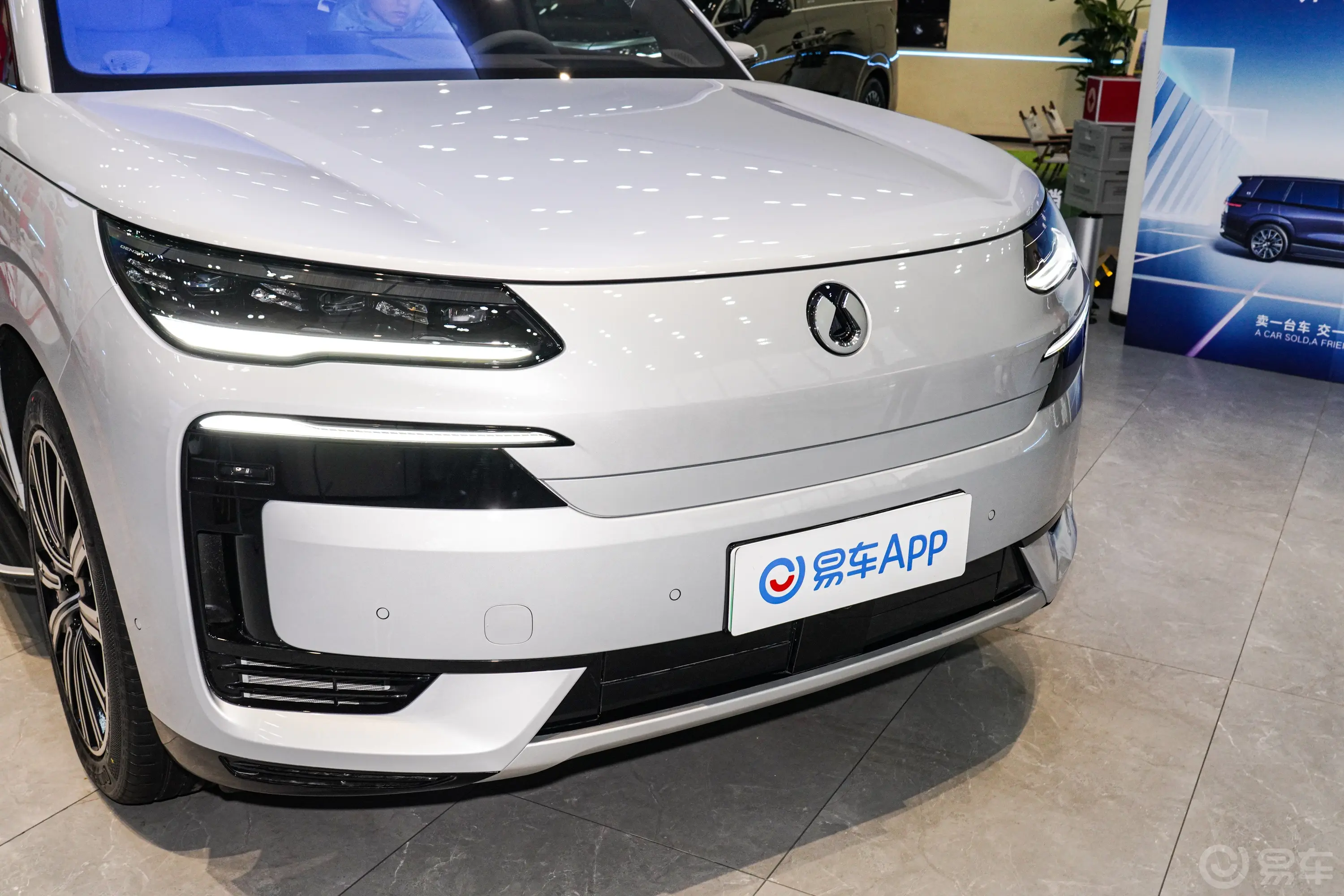 腾势N92.0T 202km 旗舰型前格栅侧俯拍
