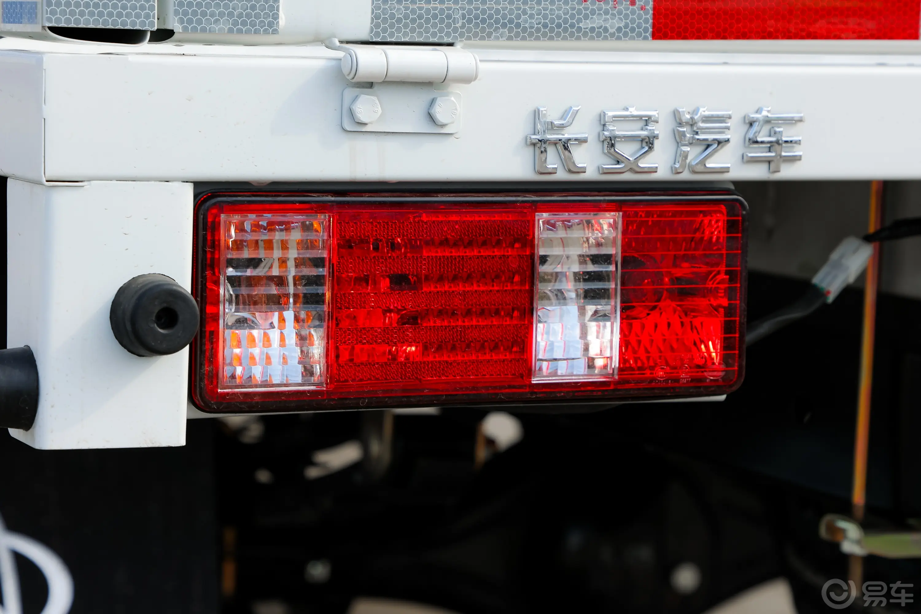跨越者D31.6L 3.8米栏板车单排双后轮豪华型 汽油外观灯组