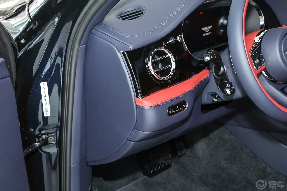 添越4.0T V8 长轴距版主驾驶位