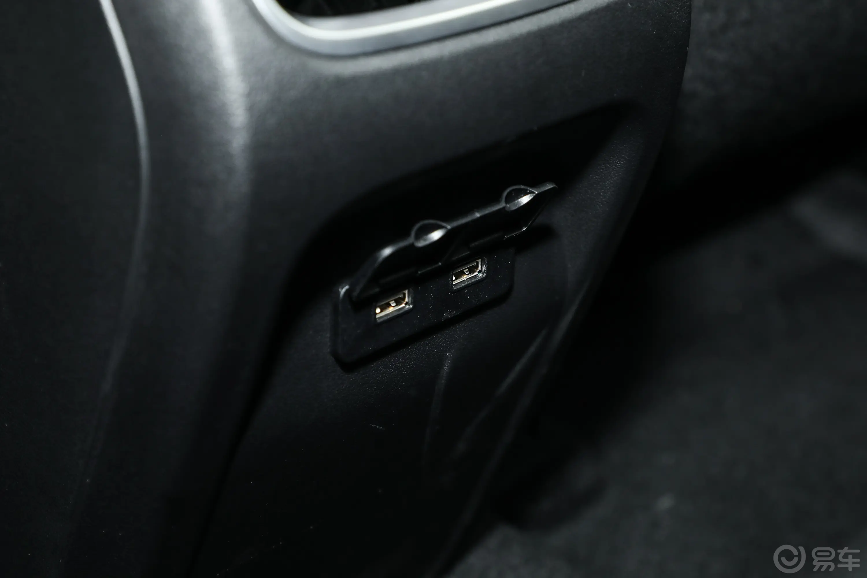 坦克300新能源2.0T Hi4-T后排(第二排)充电口